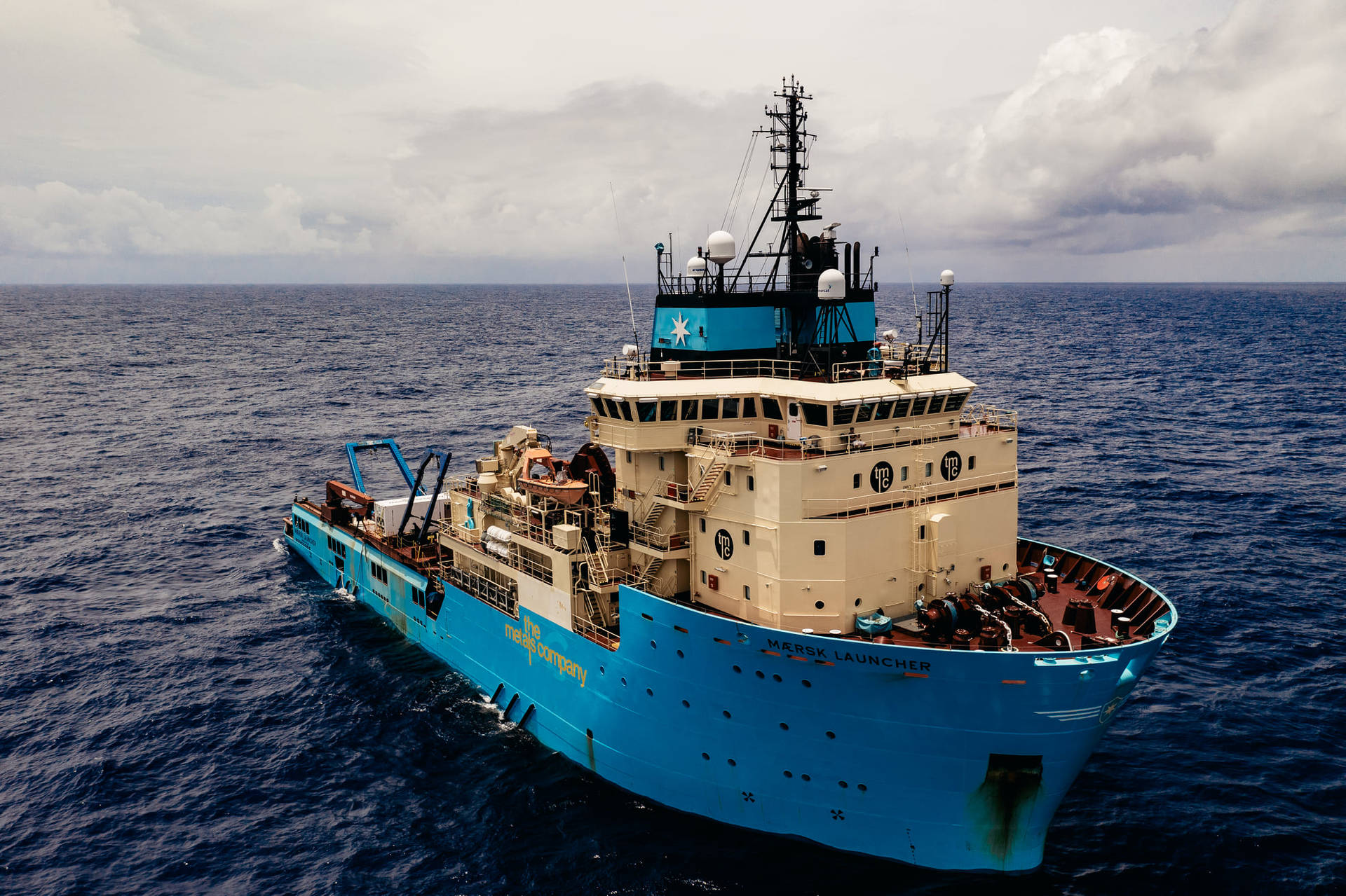 Naurulauncher Navegando En El Mar Fondo de pantalla