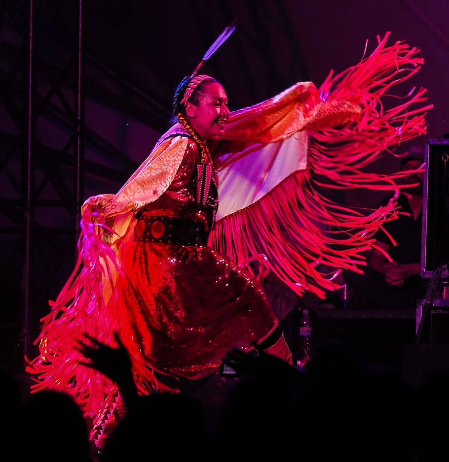Elegantedonna Navajo Che Mostra Una Posa Di Danza Tradizionale Sfondo