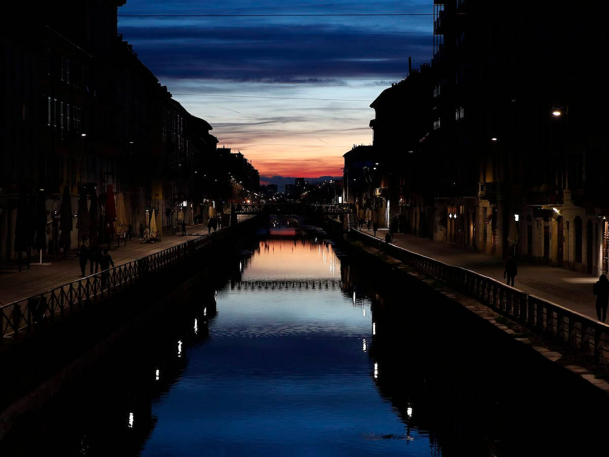 Se Canalen på Milano By om Natten. Wallpaper