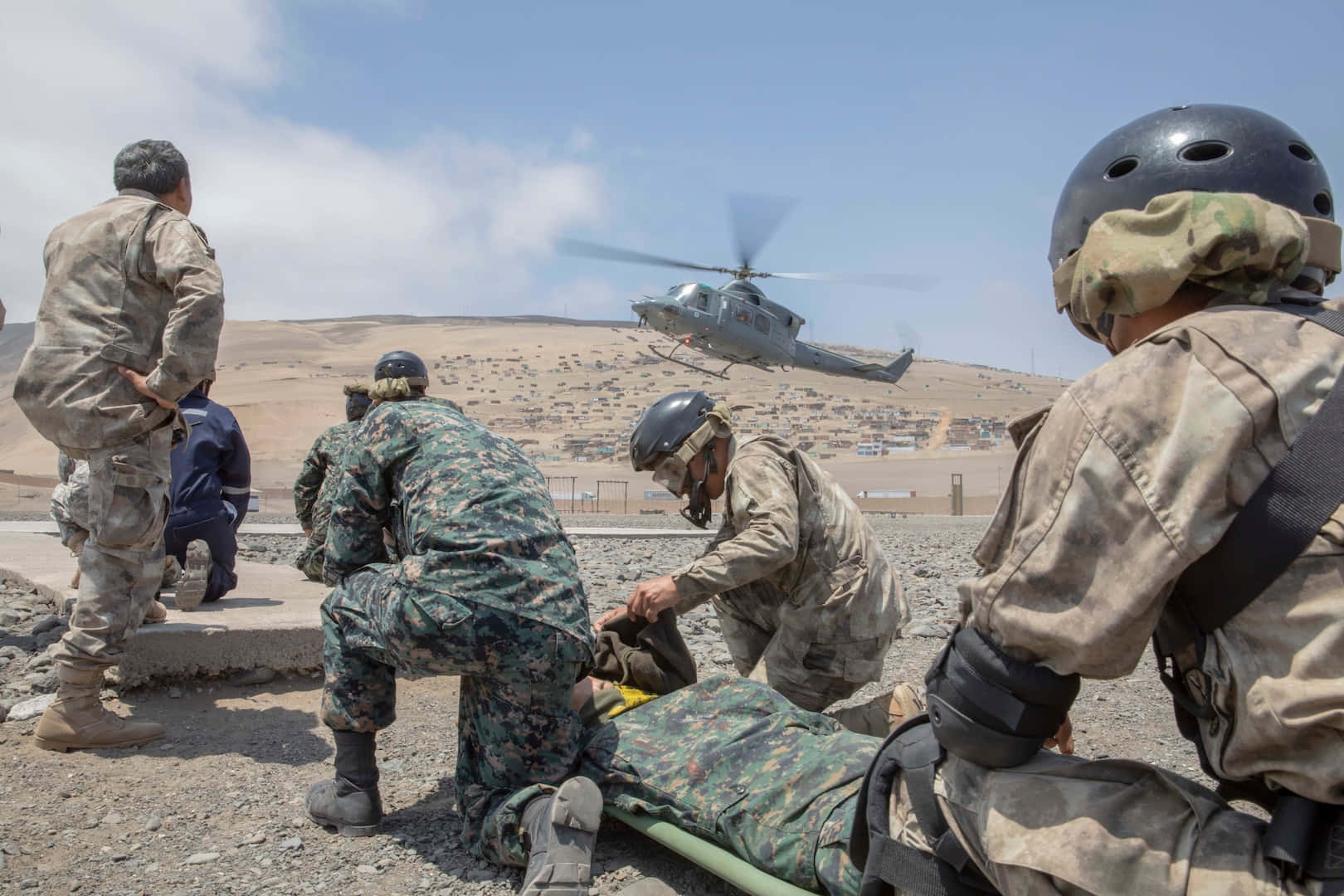 Einegruppe Von Soldaten Unterstützt Einen Patienten Auf Einer Trage.