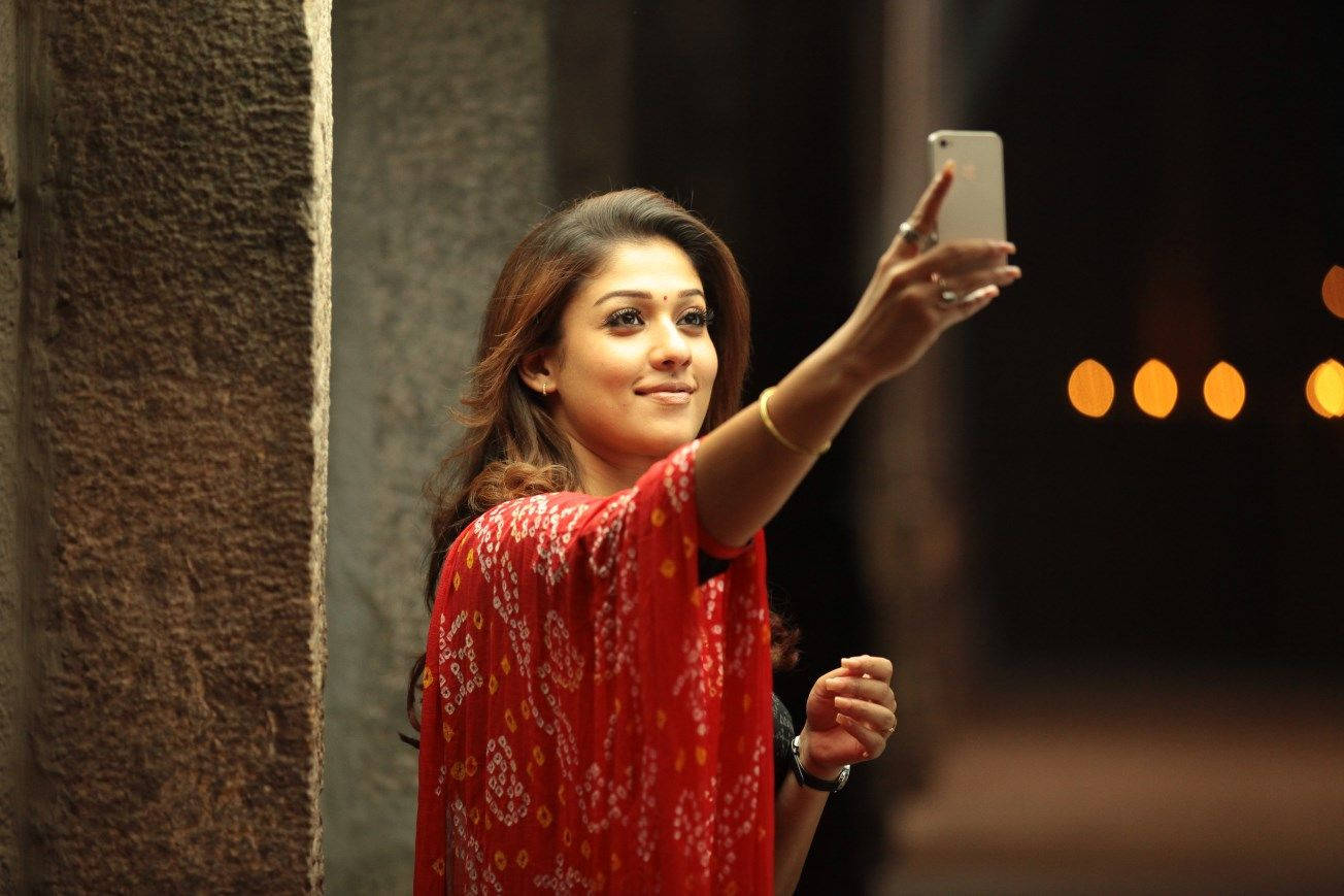 Nayantharanimmt Ein Selfie. Wallpaper