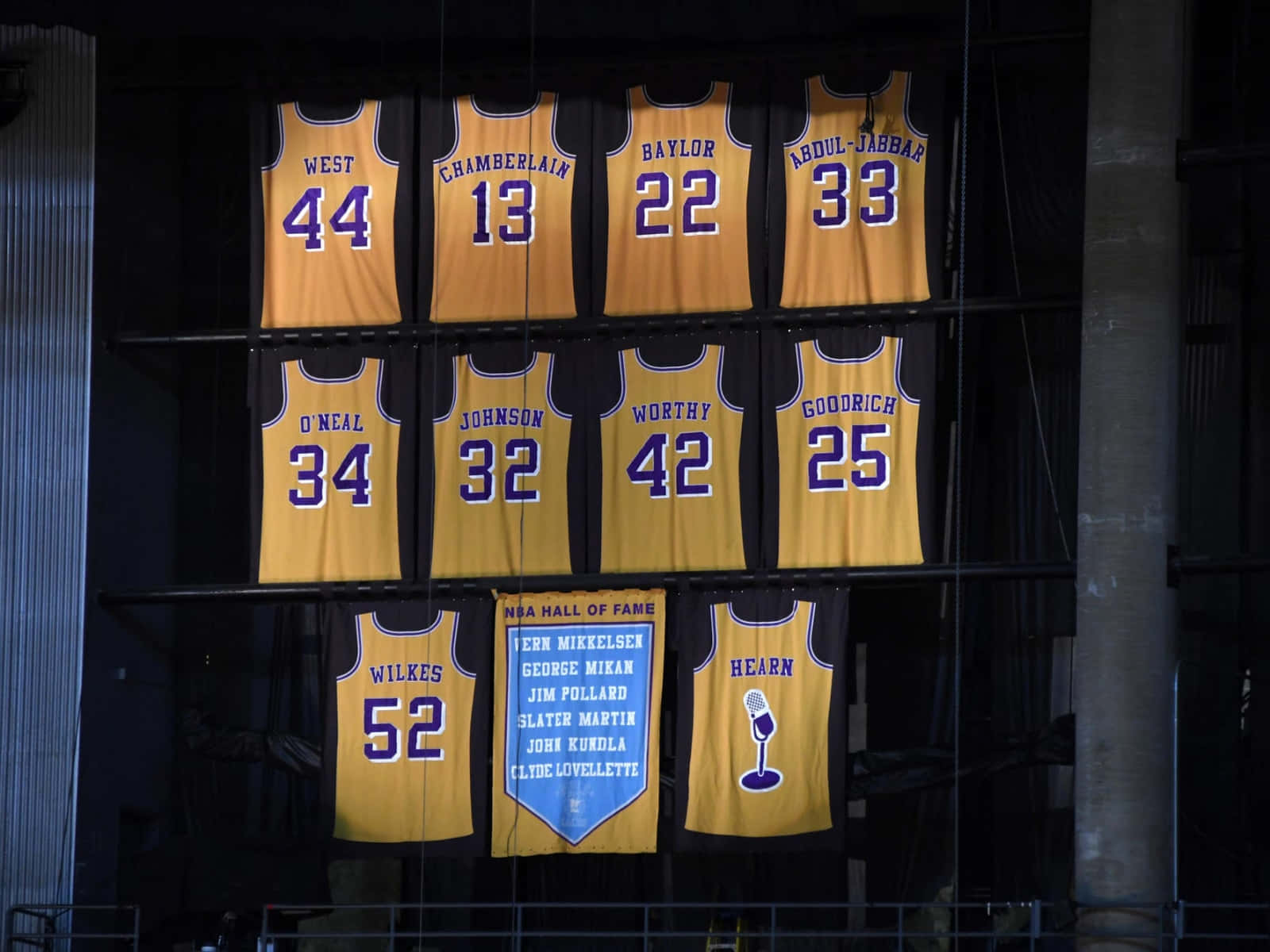 NBA 7 Lakers Elgin Baylor Wallpaper: Tapet af Elgin Baylor med LA Lakers nummer 7. Wallpaper