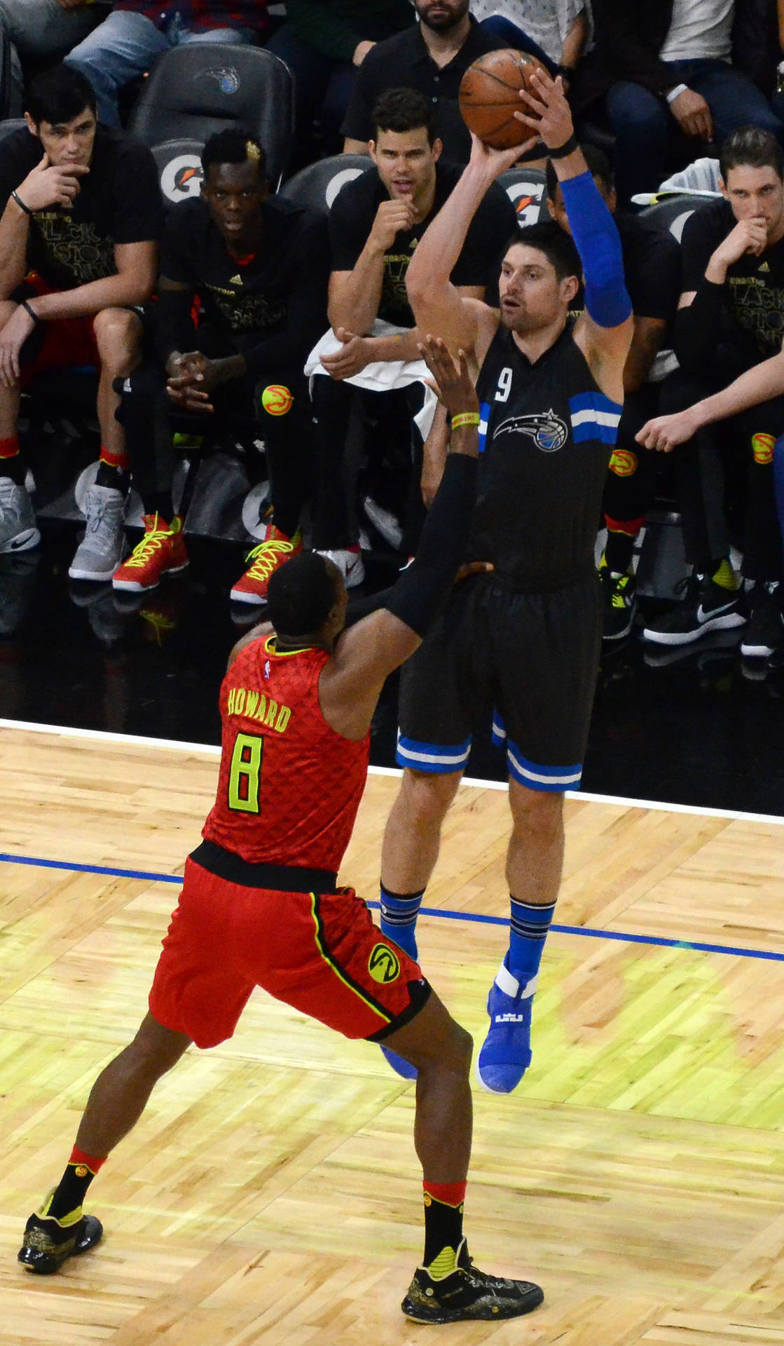 a Three Wallpaper - NBA-spiller Orlando Magic Nikola Vucevic Skyd en Tre Tapet Wallpaper