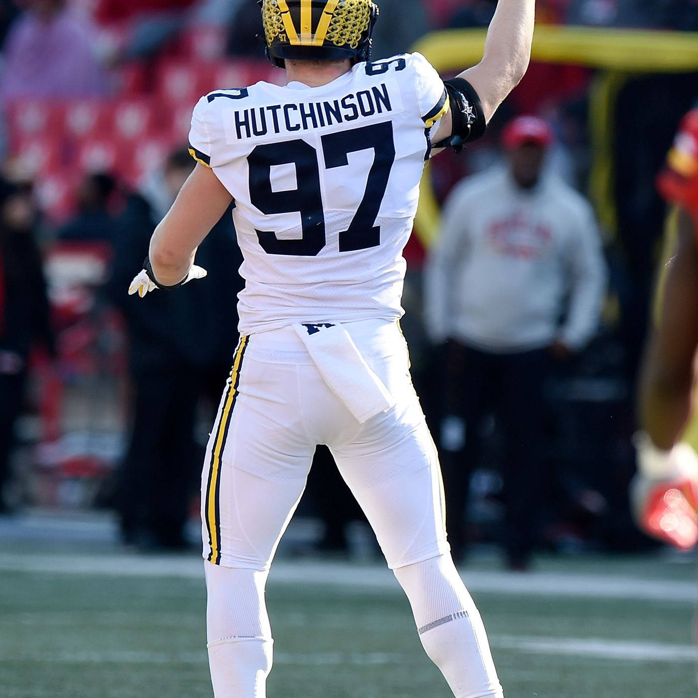 Azionedi Aidan Hutchinson Per Gli Michigan Wolverines Nel Football Ncaa. Sfondo