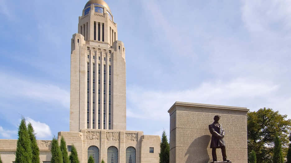 Nebraska State Capitoland Statue Wallpaper