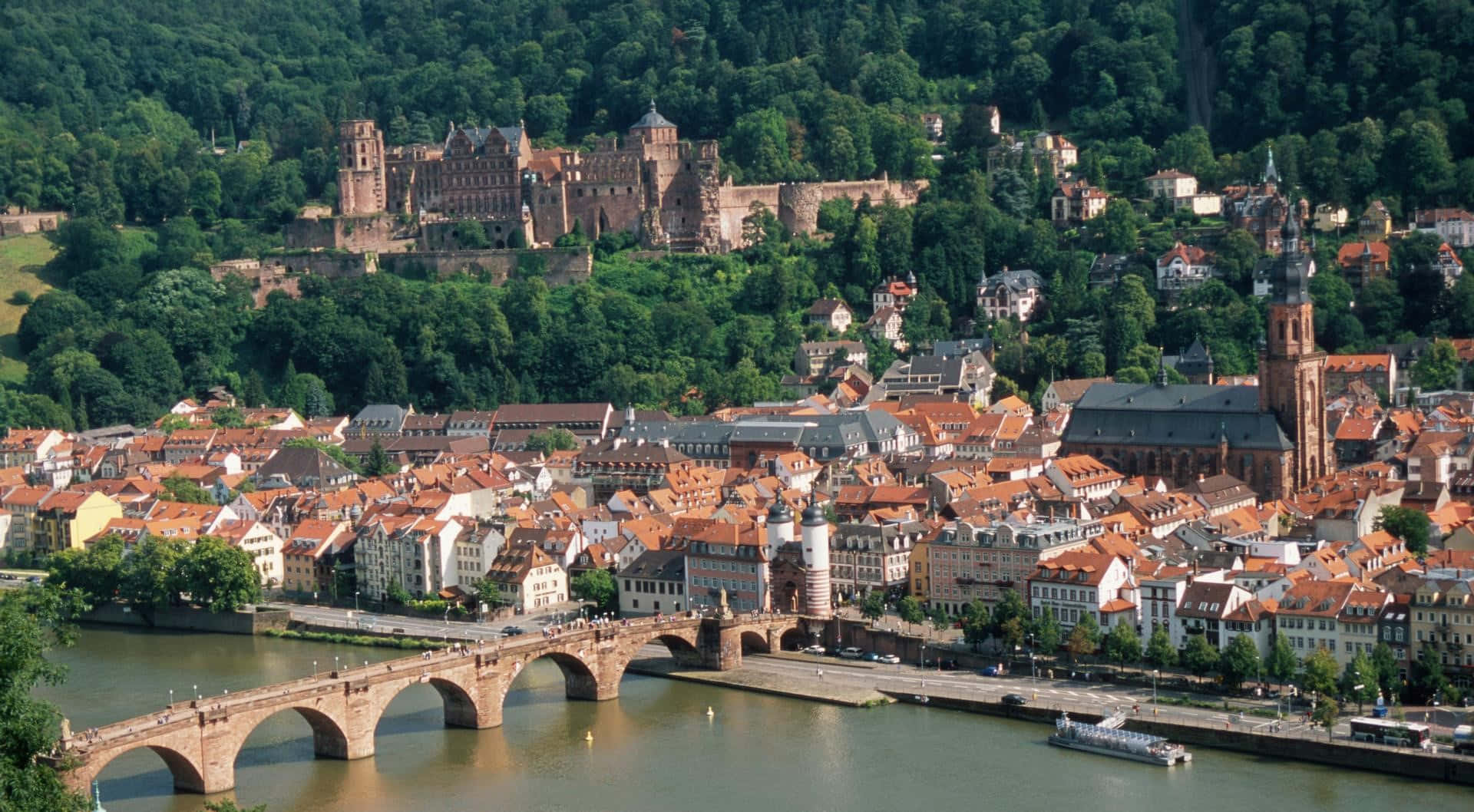 Ríoneckar Debajo Del Castillo De Heidelberg. Fondo de pantalla