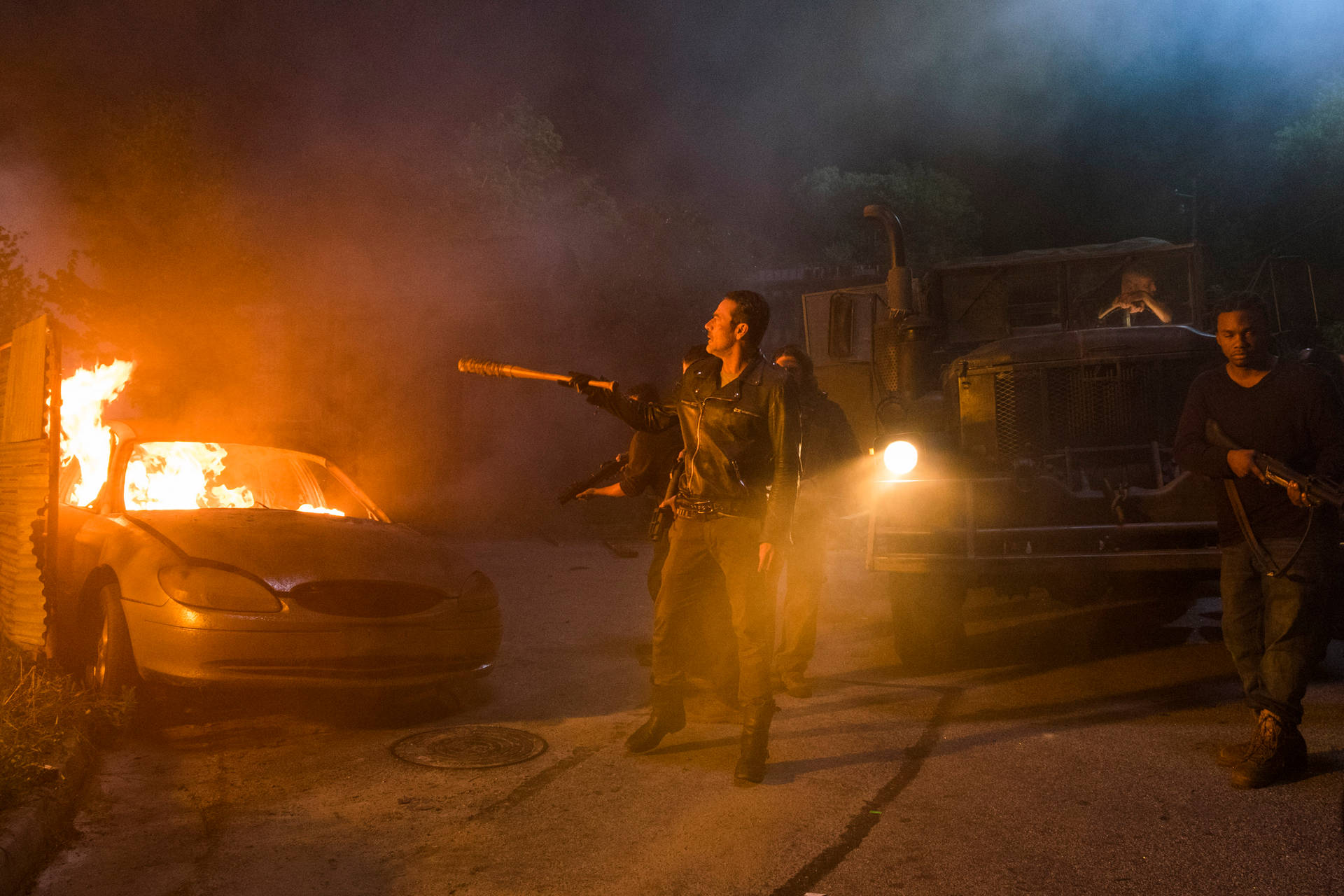 Negan står ved siden af ​​en brændende bil Wallpaper