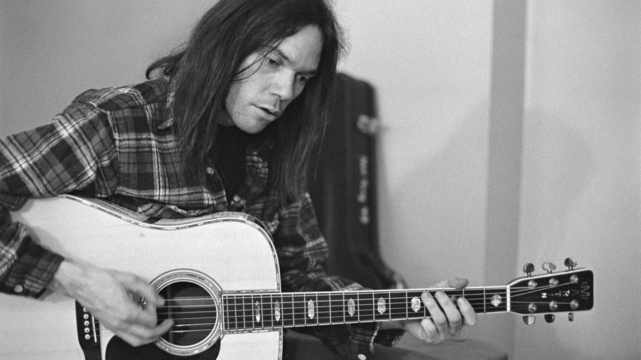 Neil Young Akustisk Guitar Sort Og Hvid Tapet Wallpaper