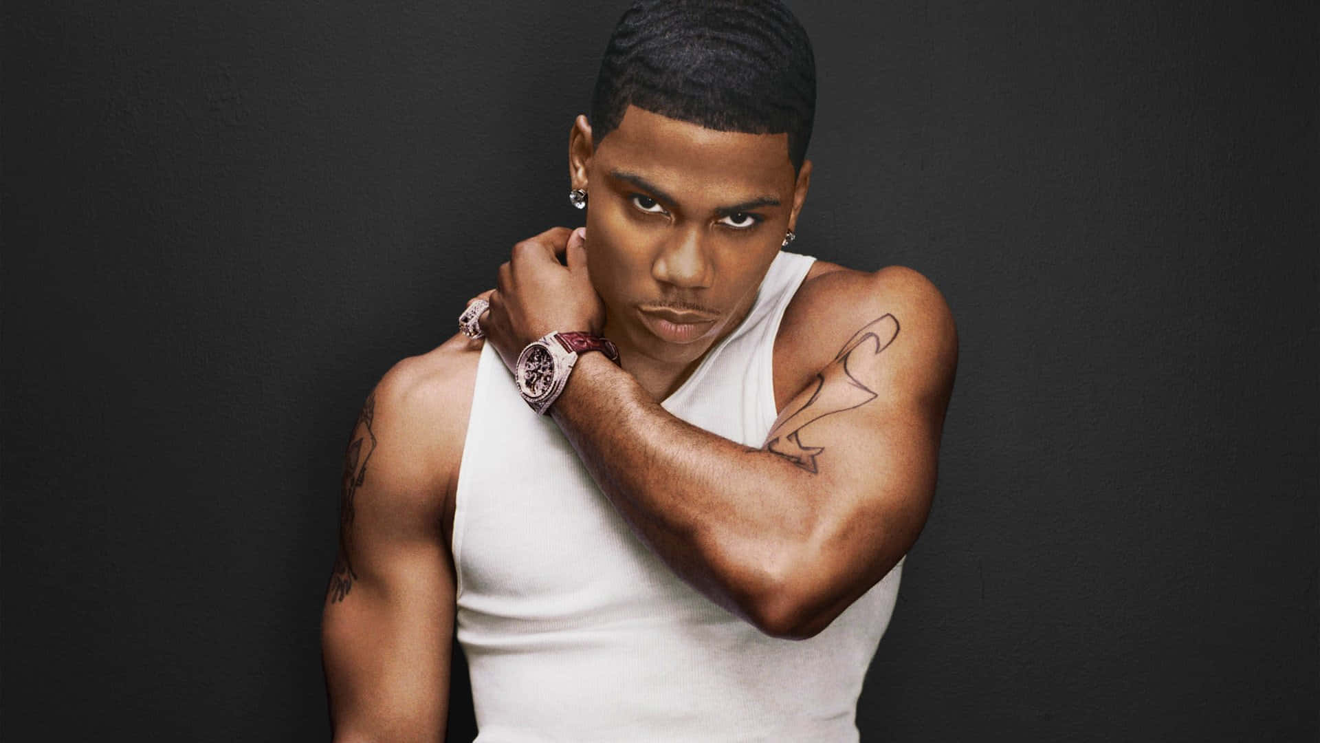 Nelly viser sin signatur 