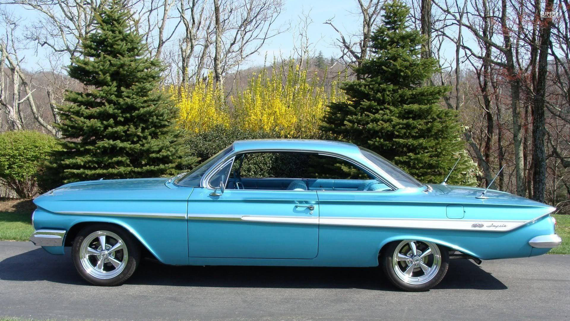 Chevroletimpala 1967 En Un Vibrante Azul Neón. Fondo de pantalla