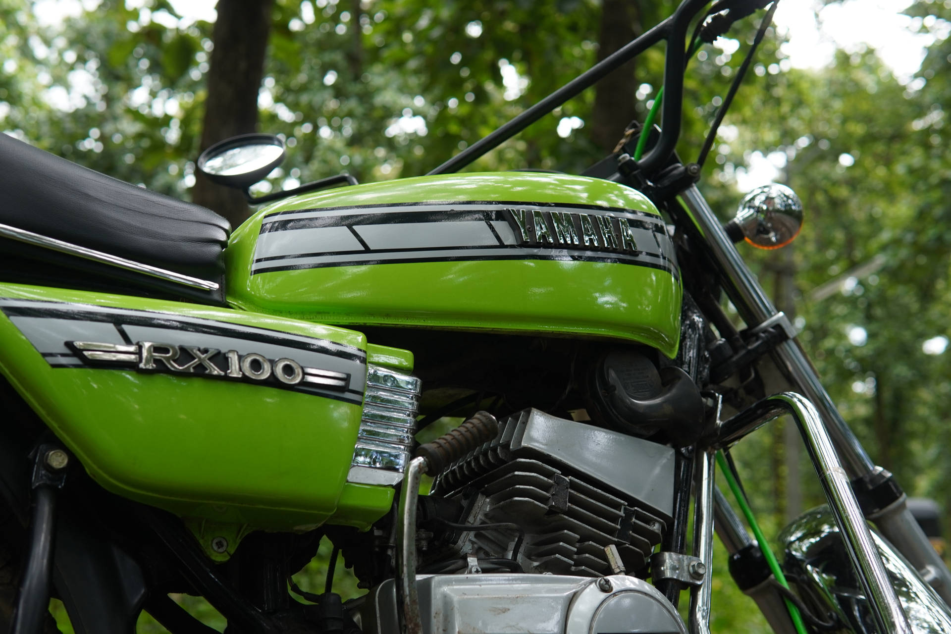 Motocicletayamaha Rx100 Verde Neón. Fondo de pantalla