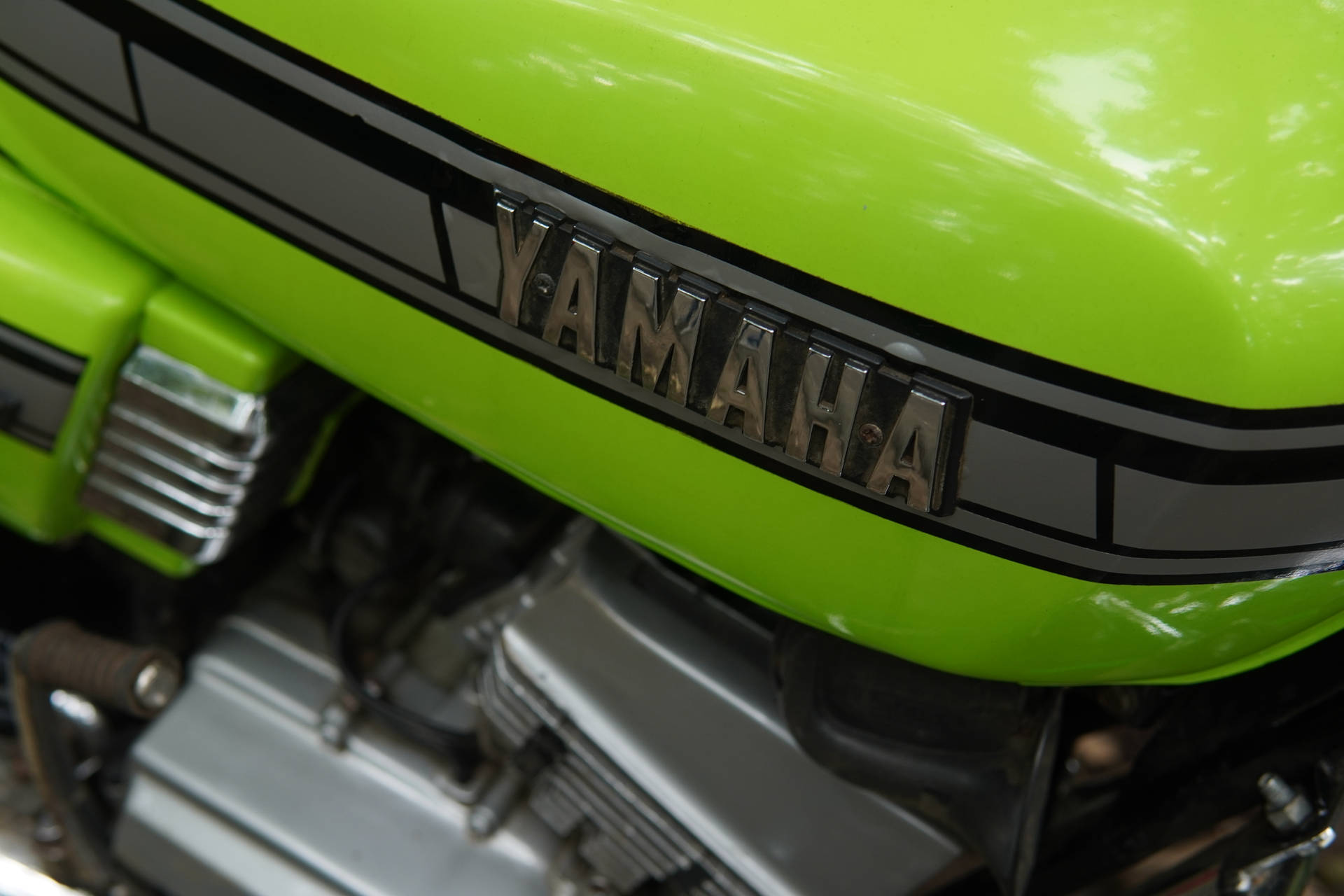 Neon Green Yamaha Rx100 Nærbillede Wallpaper