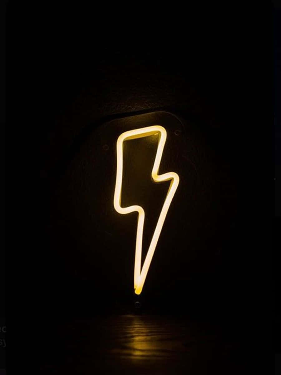 Levendegør gul neon lynbolt ikon på en mørk blå baggrund Wallpaper