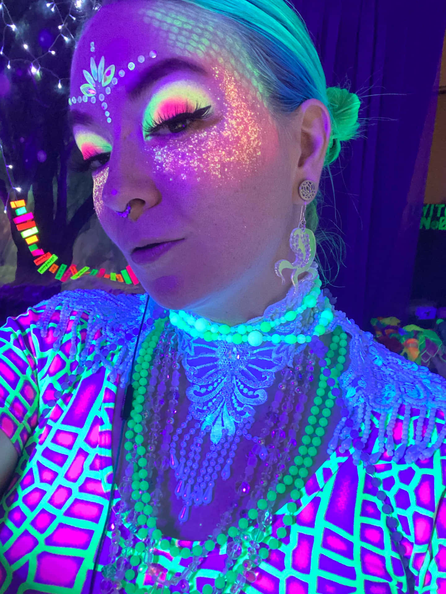 Neon_ Makeup_ Under_ Black_ Light Wallpaper