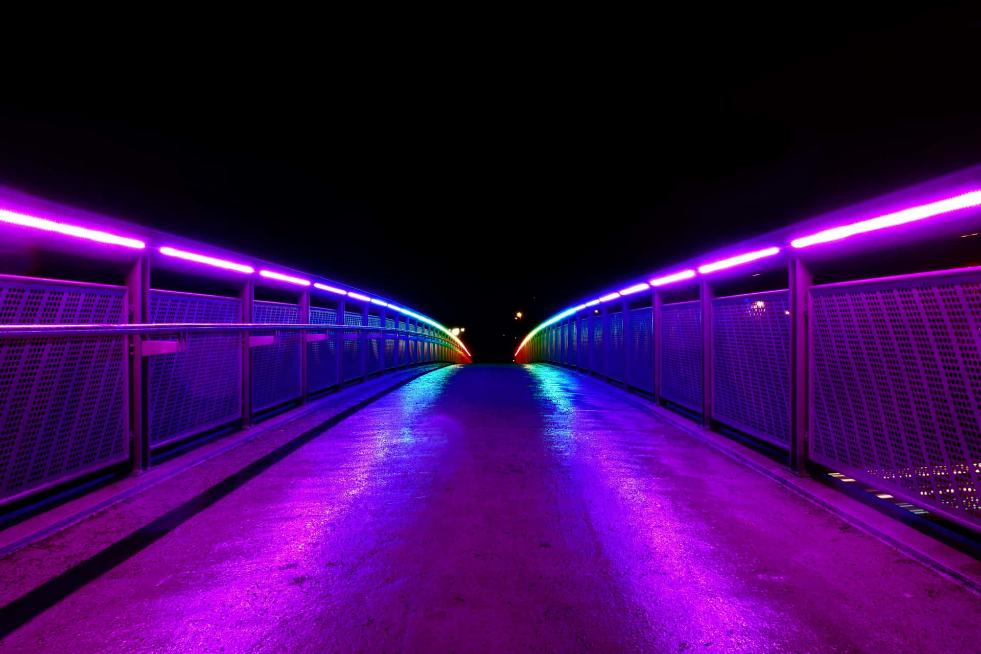 Neonviolette Stadt Nachtstraßenbild