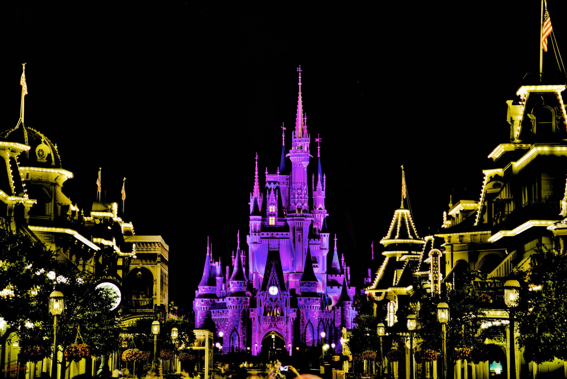 Neonlilagul Disneyland-slottet. Wallpaper