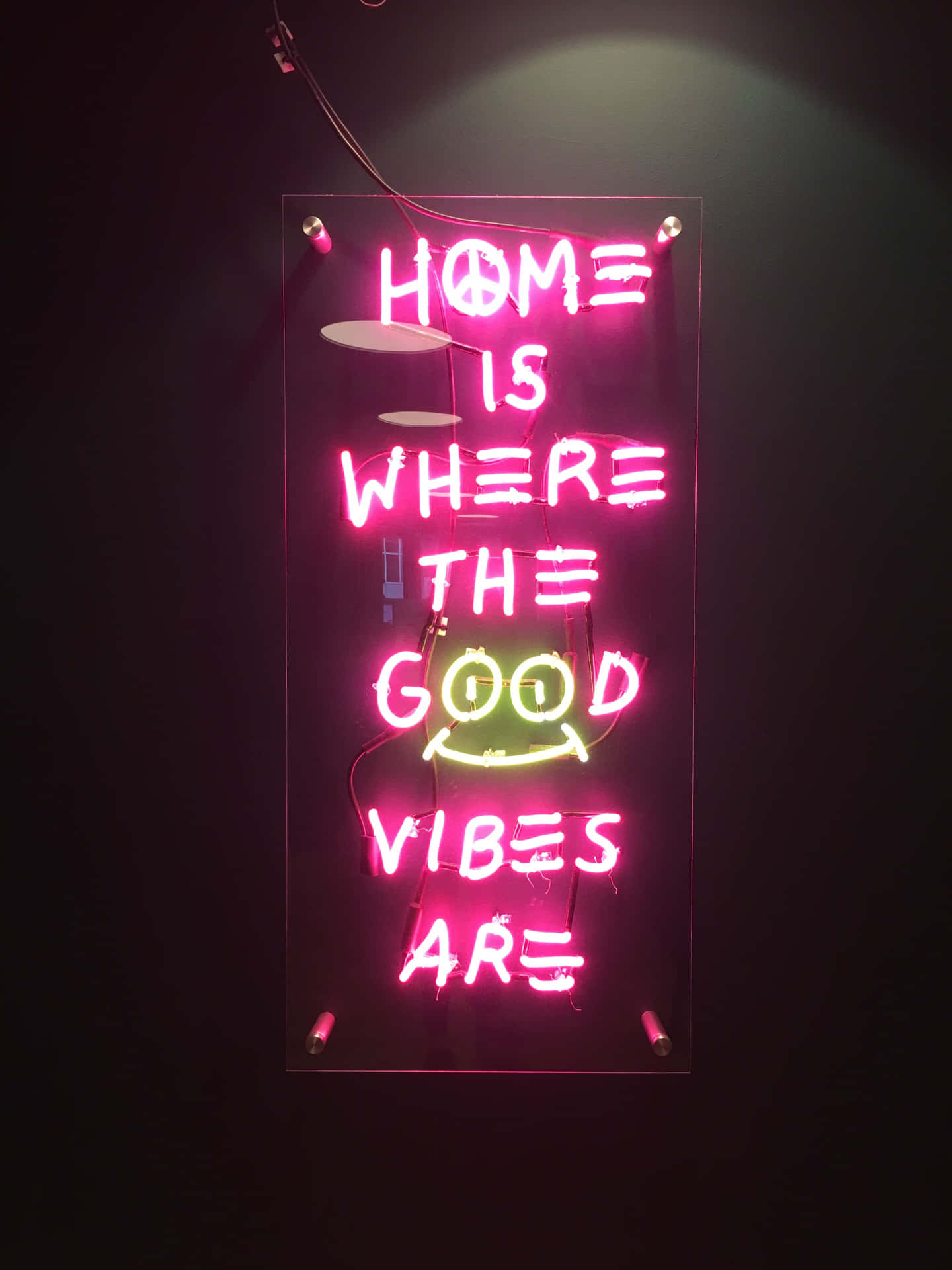 Hjem er hvor de gode vibrationer er neon skilt tapet. Wallpaper