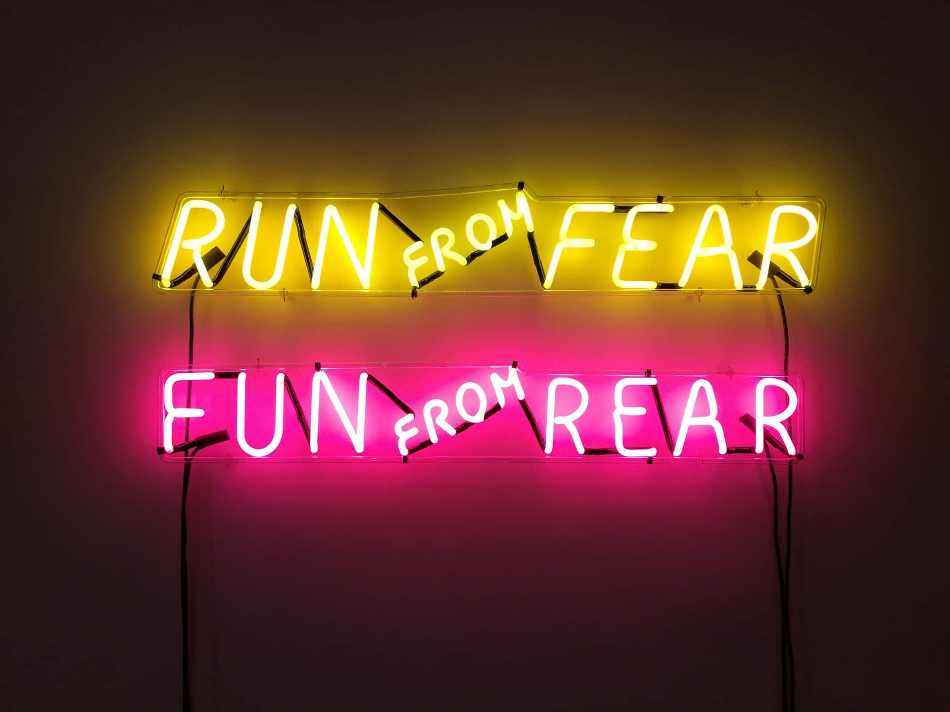 Neon skilt med ordene løb fra frygt sjov frygt Wallpaper