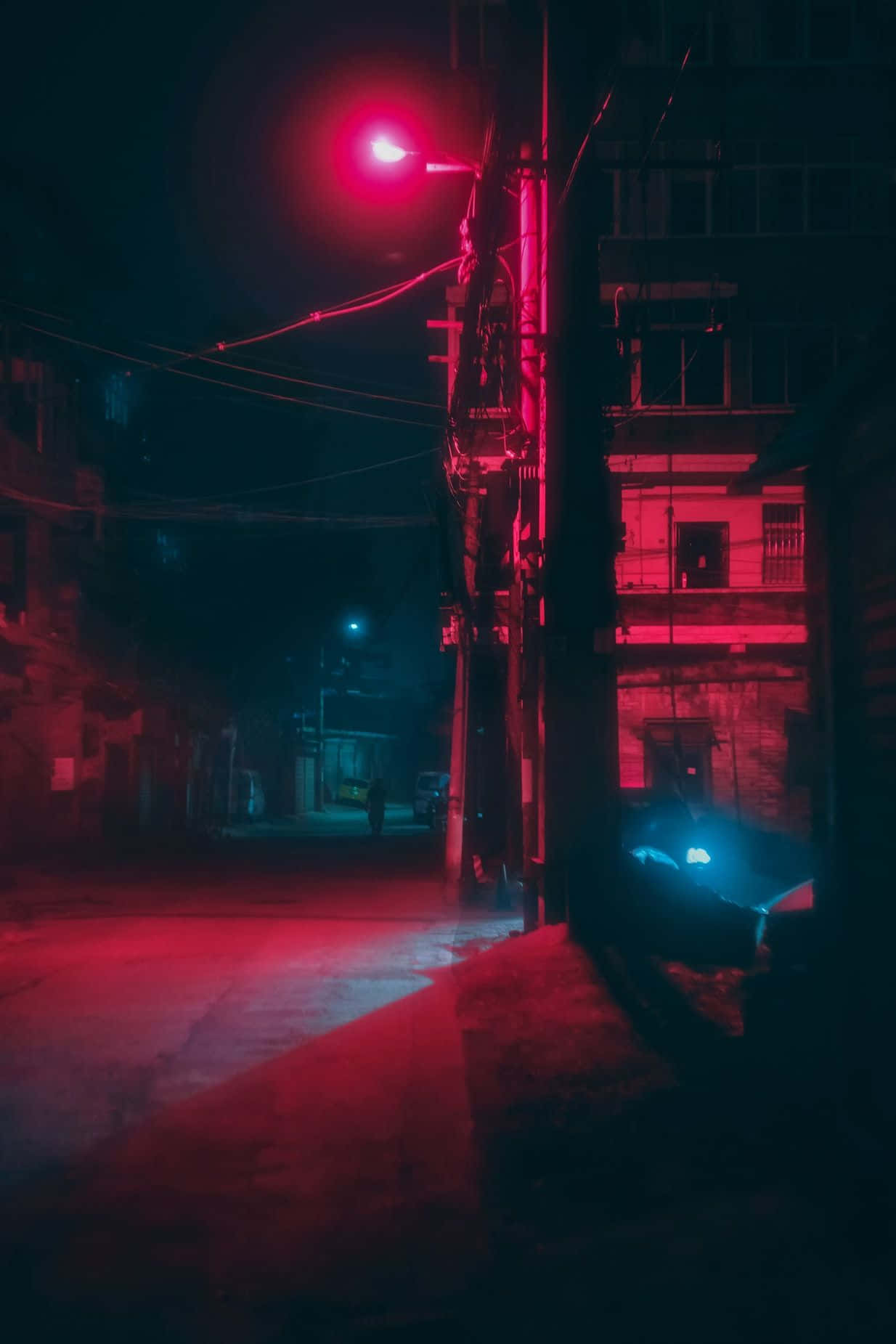 Neonrød æstetisk lys, der oplyser en gadeplads. Wallpaper