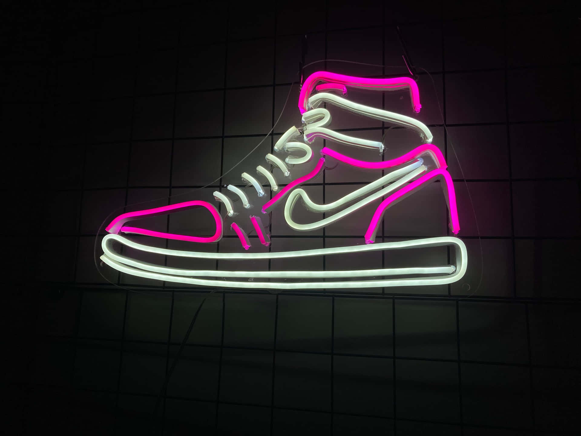 Neon Sneakers Sign Op Donkere Muur.jpg Achtergrond