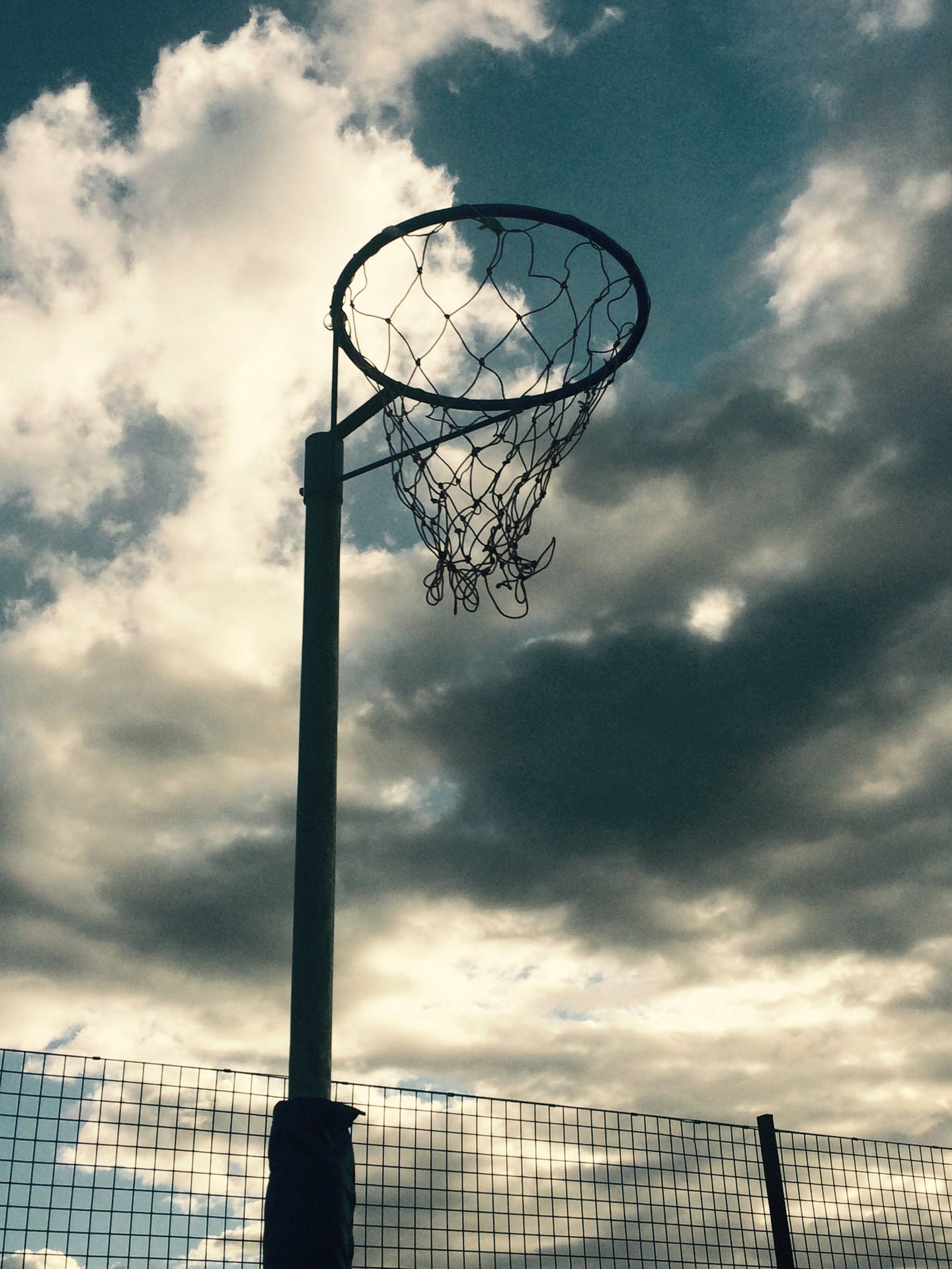 En udendørs basketballbane ringe sig på baggrunden. Wallpaper