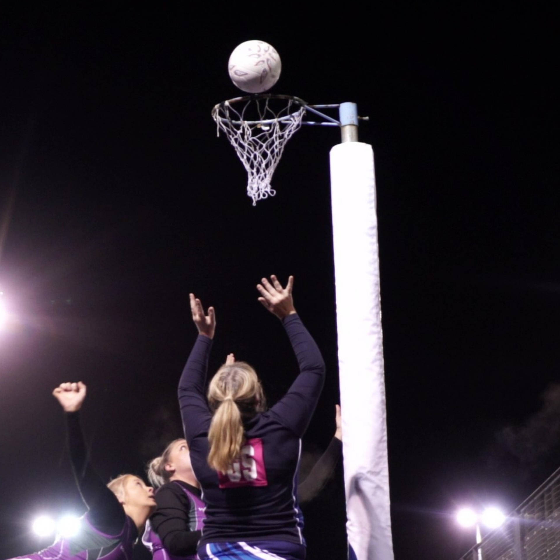 Netball,deporte Al Aire Libre Para Chicas Que Lanzan La Pelota. Fondo de pantalla