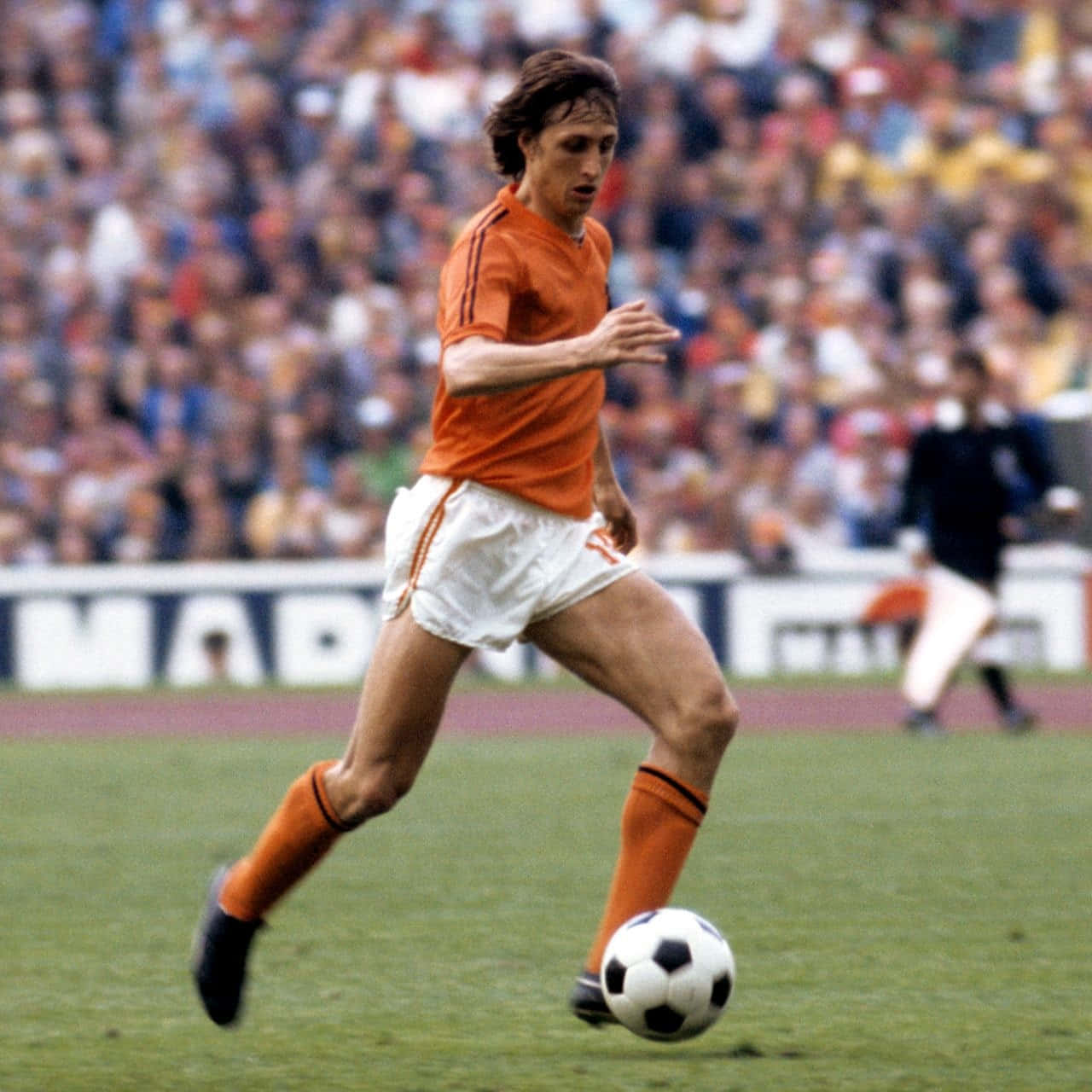 Hollandske fodboldholds kaptajn Johan Cruyff spiller fodbold Wallpaper