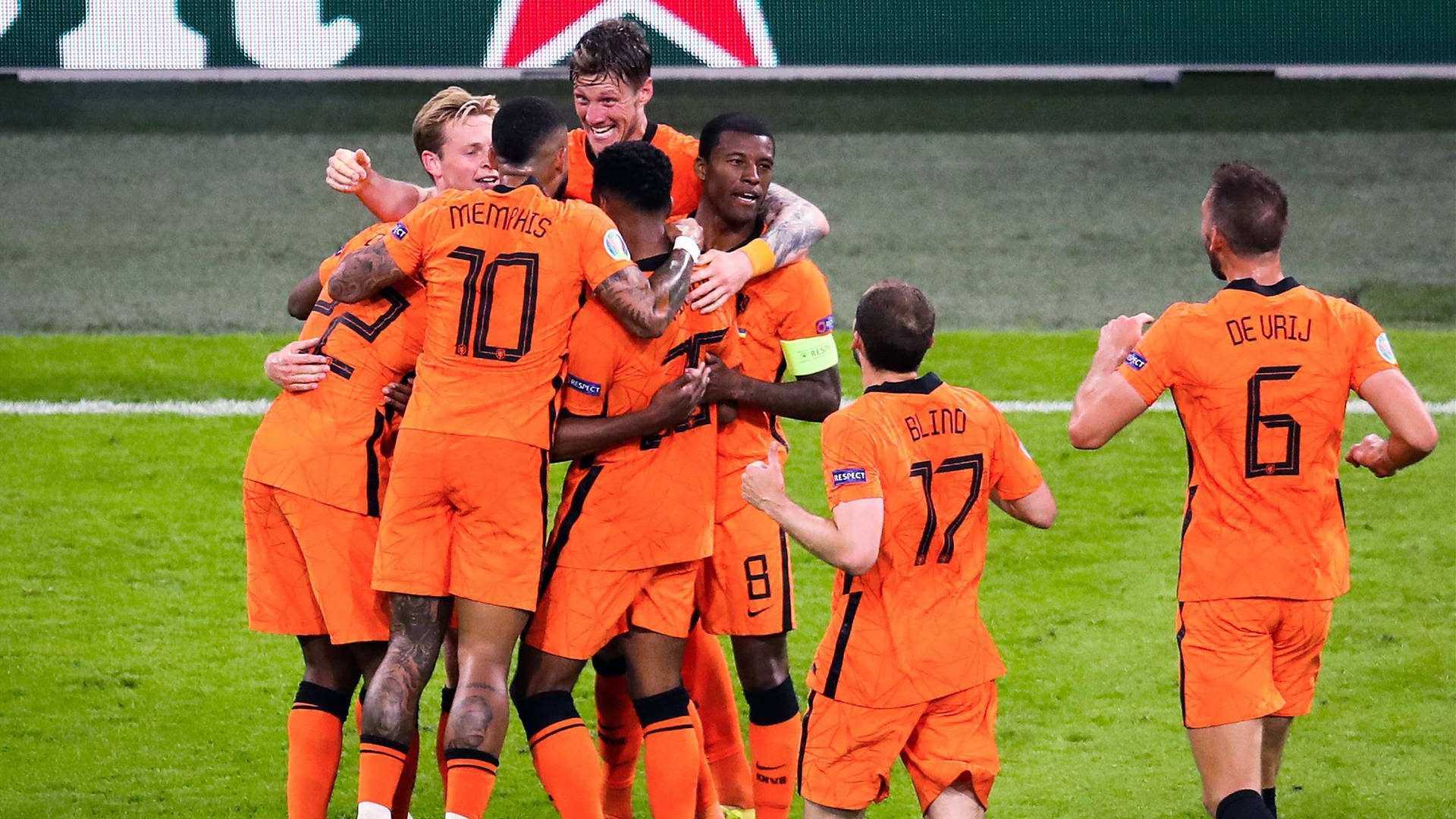 Equipenacional De Futebol Dos Países Baixos Se Abraçando No Grupo H Papel de Parede