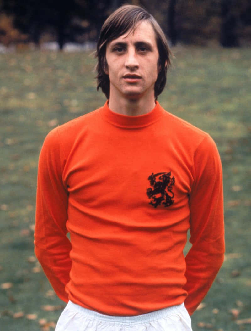 Niederländischerspieler Johan Cruyff Im Orangenen Trikot. Wallpaper