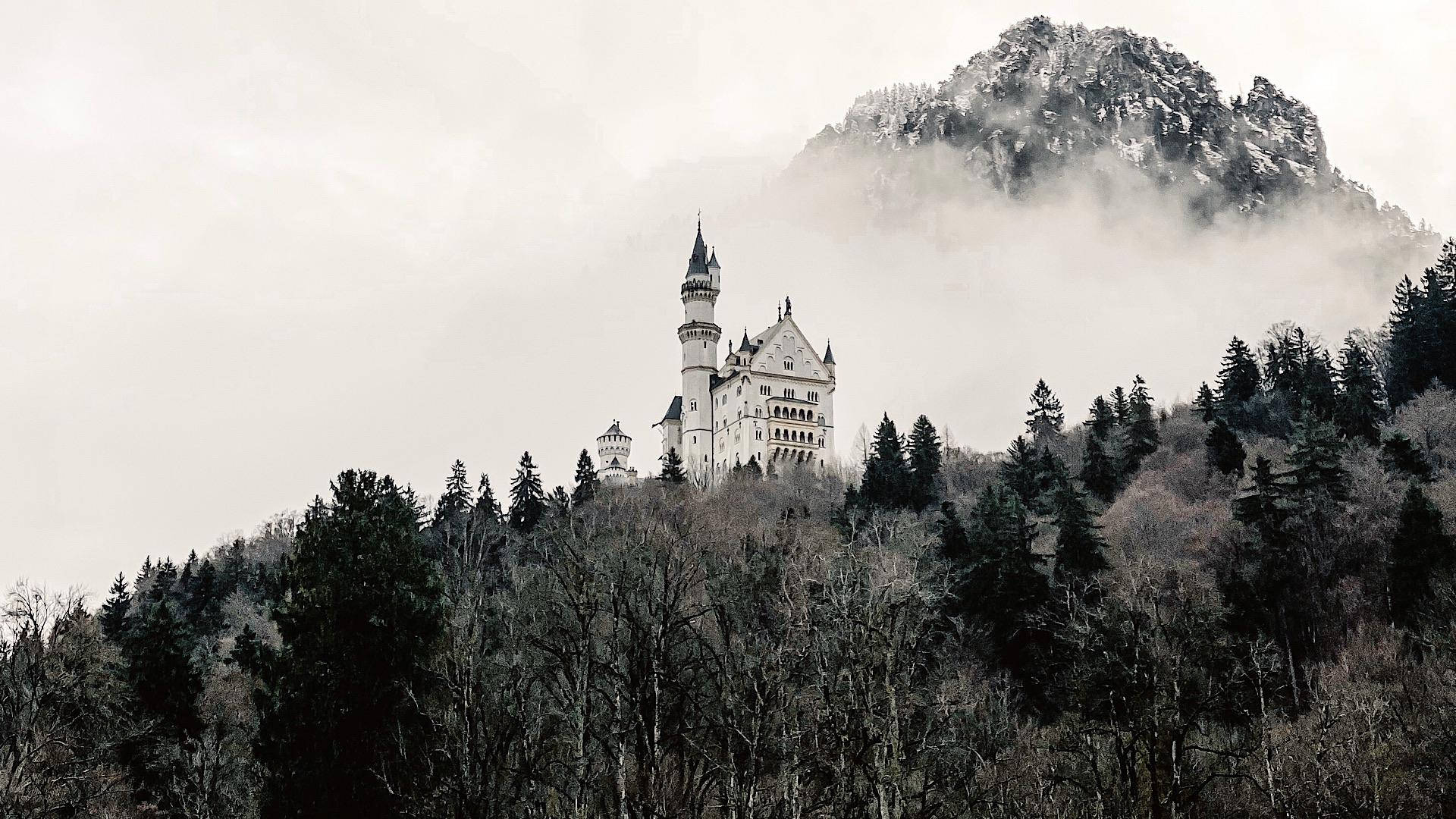 Casteloneuschwanstein Montanha Nevoeiro Espesso. Papel de Parede