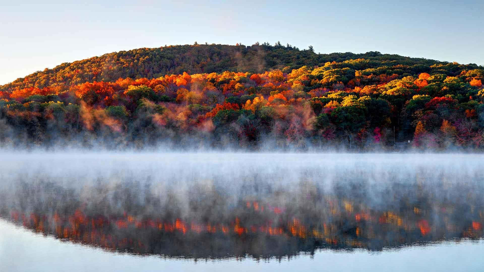 The colors of autumn in the beautiful landscape of New England Wallpaper