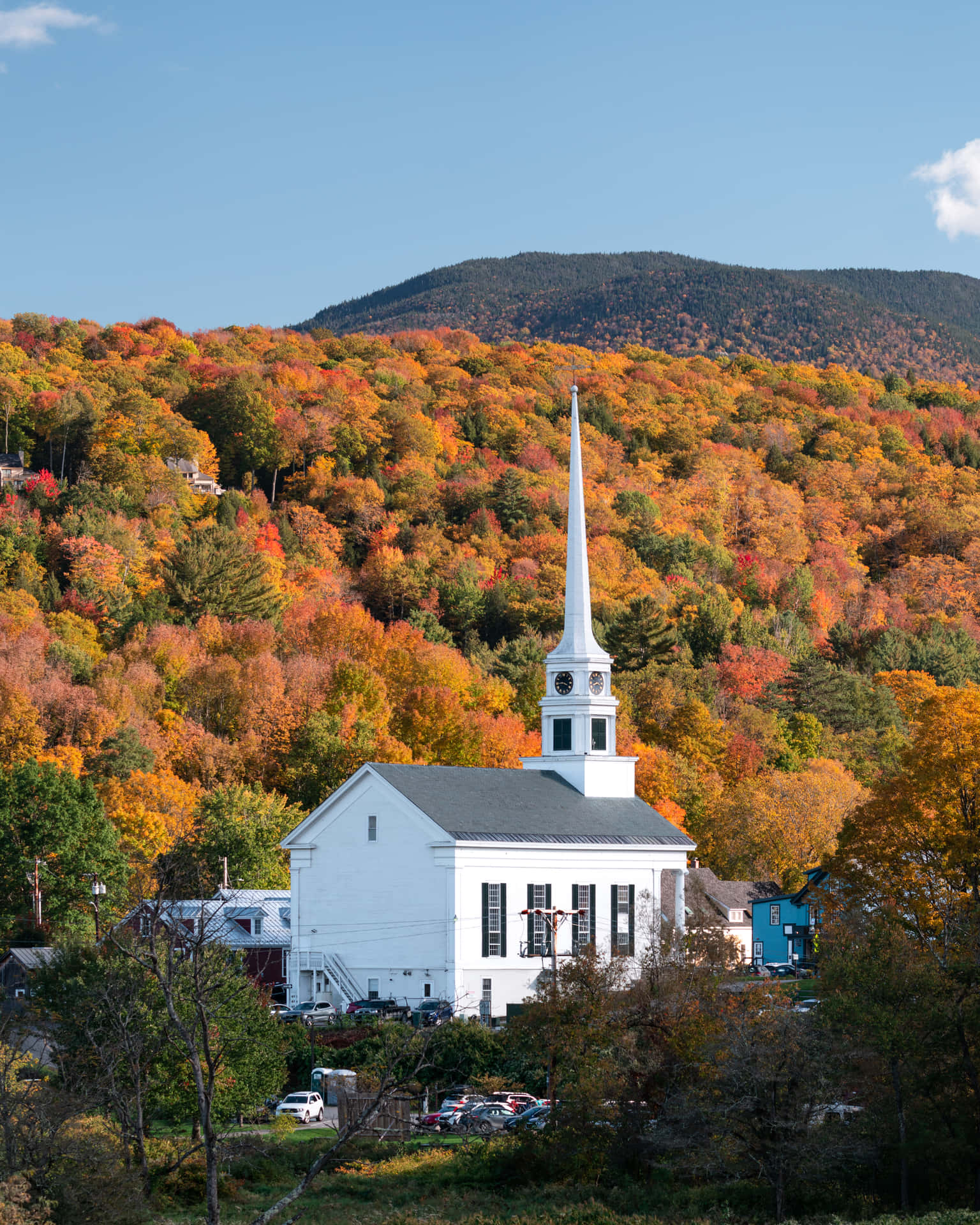 Delightful Autumn Scenery in New England Wallpaper