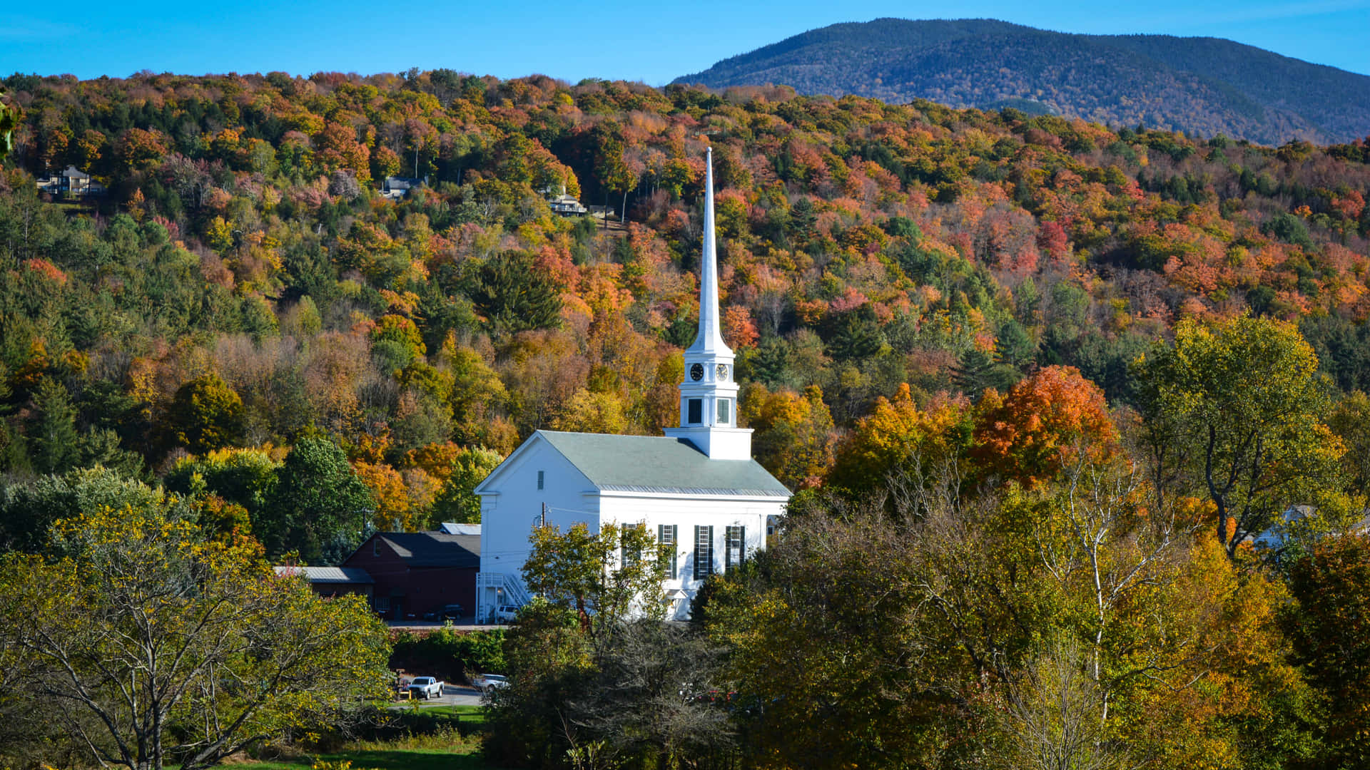 En hvid kirke om efteråret Wallpaper
