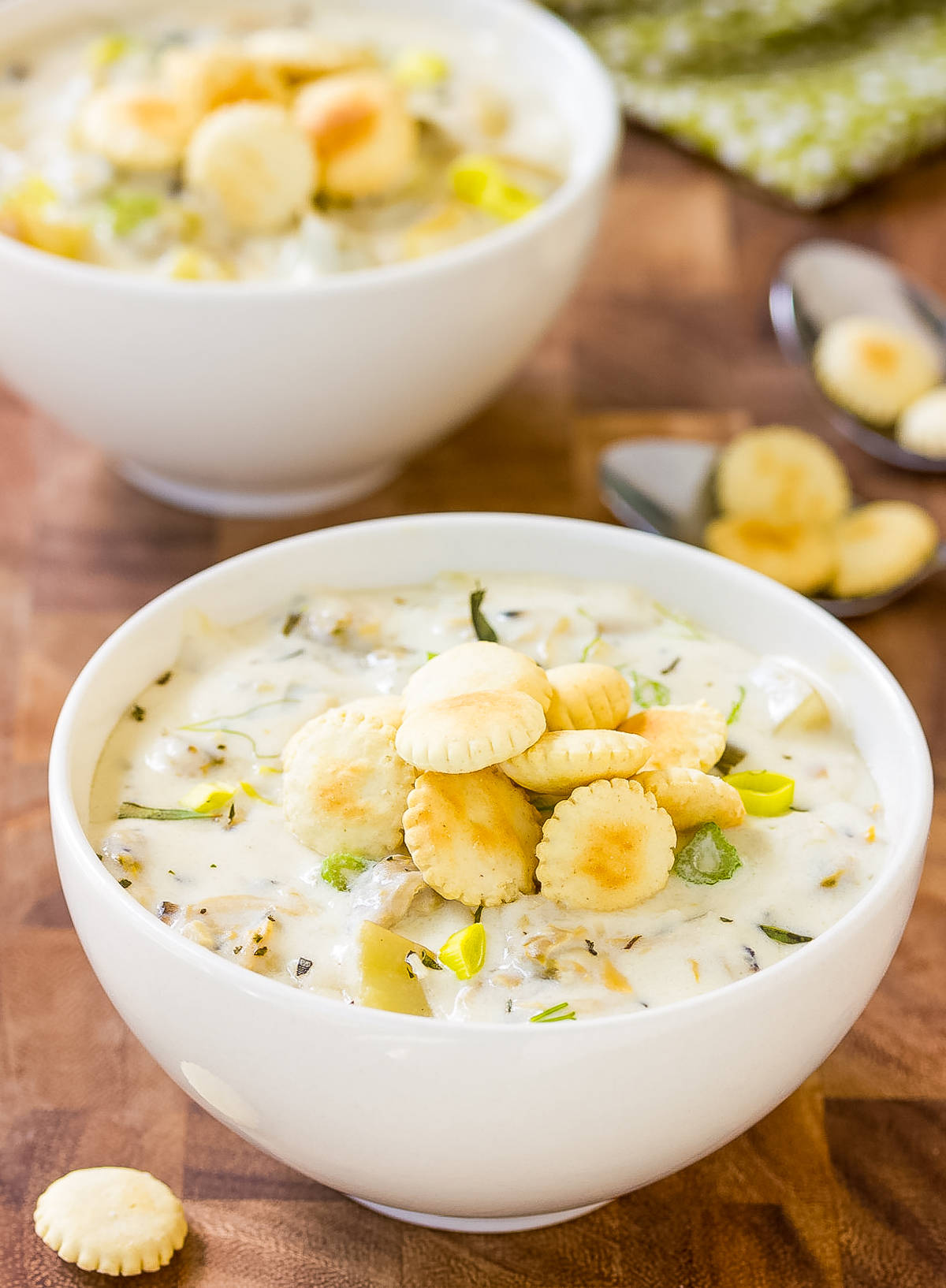 New England Clam Chowder Topped With Saltine Crackers Wallpaper