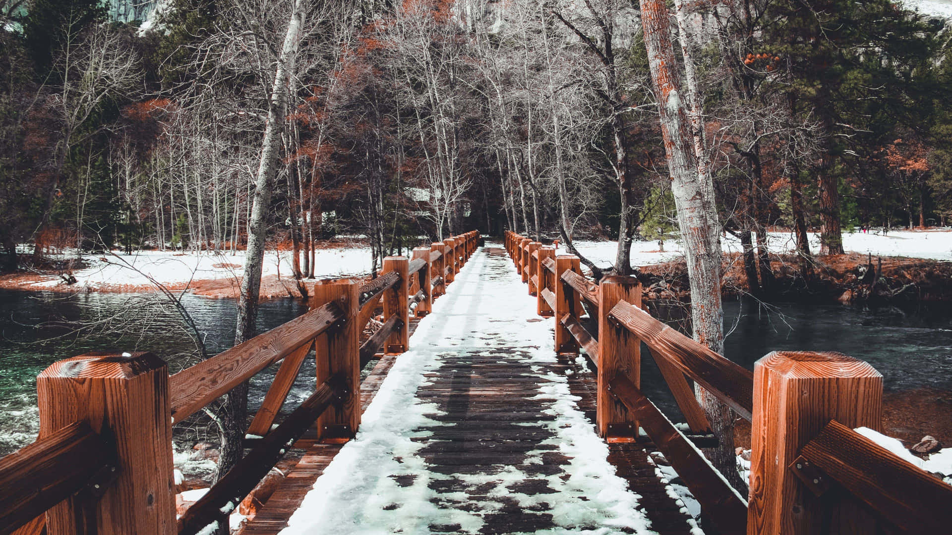 Increíblepuente De Madera En El Invierno De New Hampshire. Fondo de pantalla