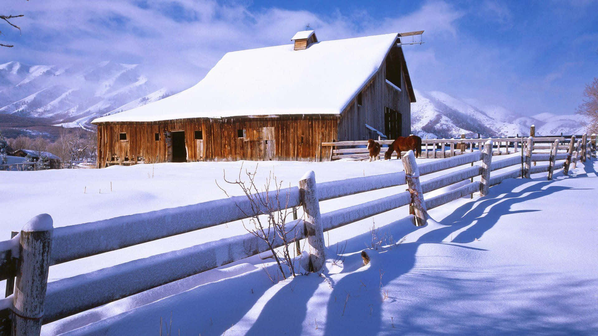 Spectakulær New Hampshire Winter Barn Scene Wallpaper