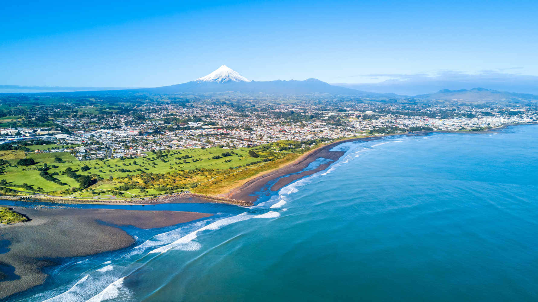 Nieuwe Plymouth Kustlijn En Mount Taranaki Achtergrond