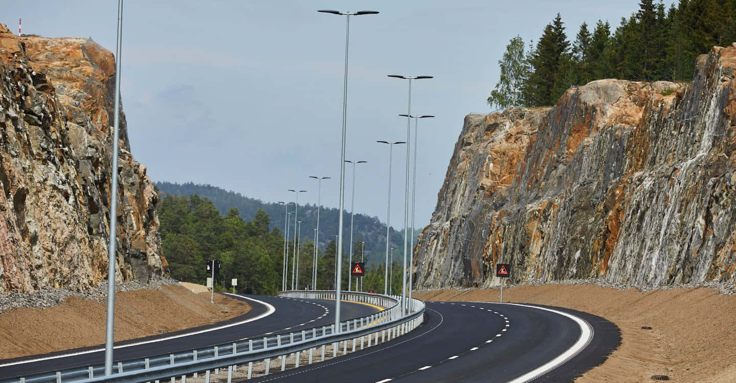 Nouvelle Route Entre Des Falaises Rocheuses À Arendal Fond d'écran