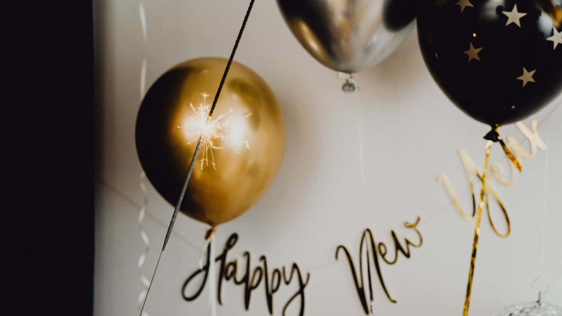 Glade nytårsballoner med guld og sølv bogstaver Wallpaper