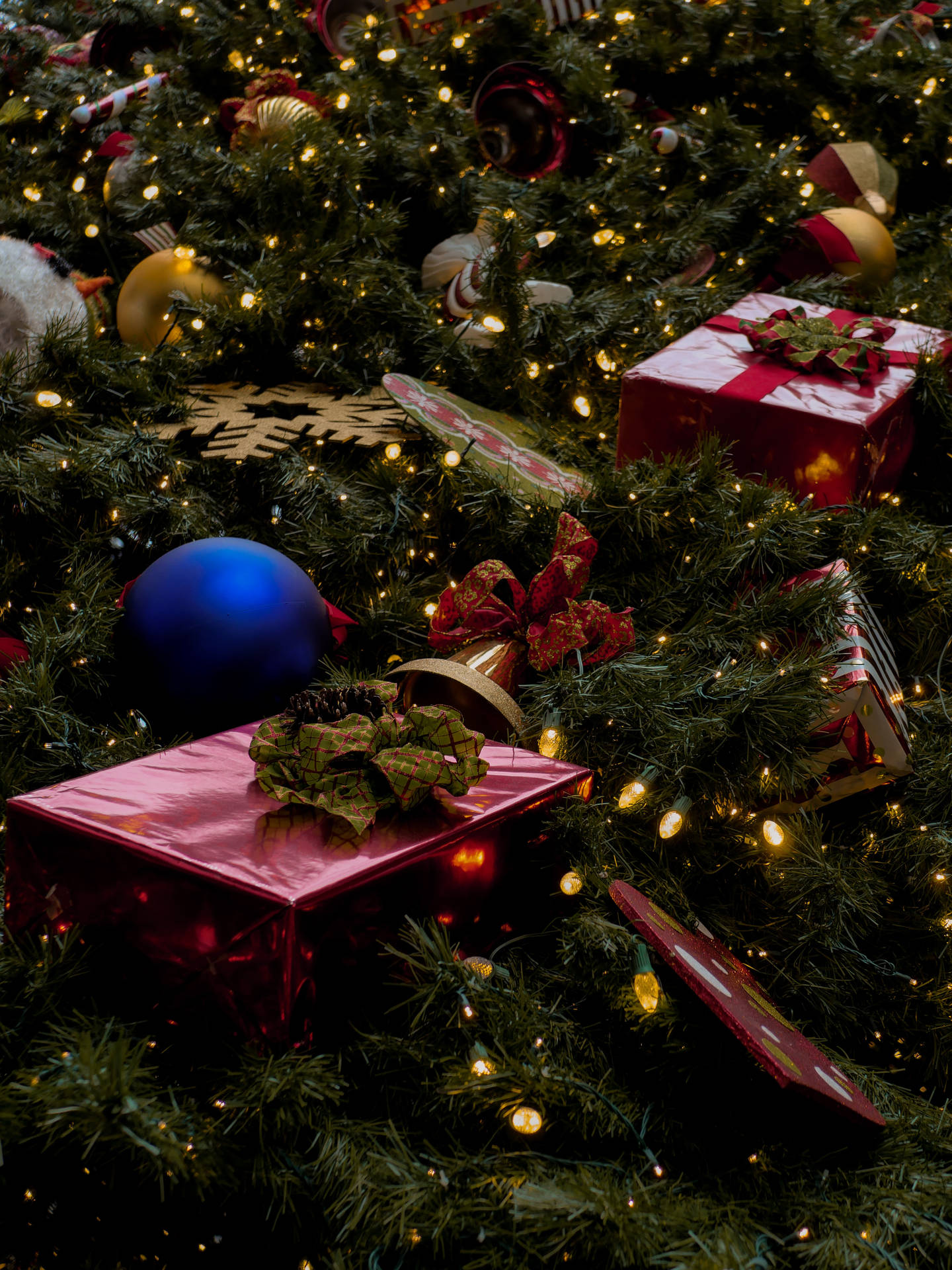 Ring in the New Year with a festive Christmas tree full of decorations and presents! Wallpaper