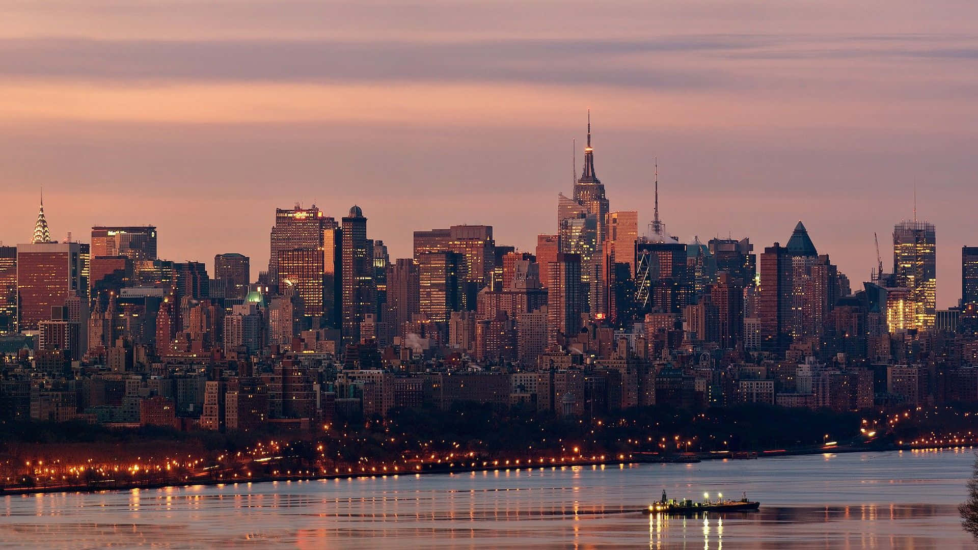 Newyork City Skyline Oplyst Af Solnedgangen.