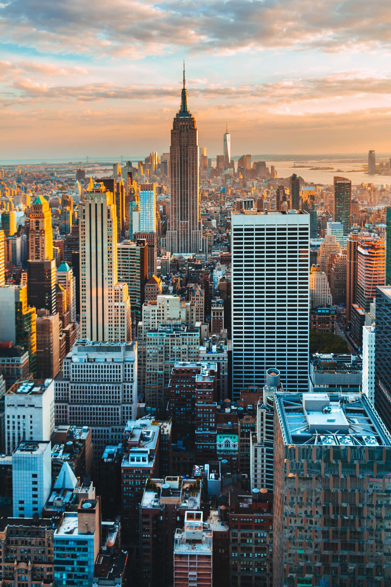 Nyt York's maleriske skyline med udendørs teaterscener.