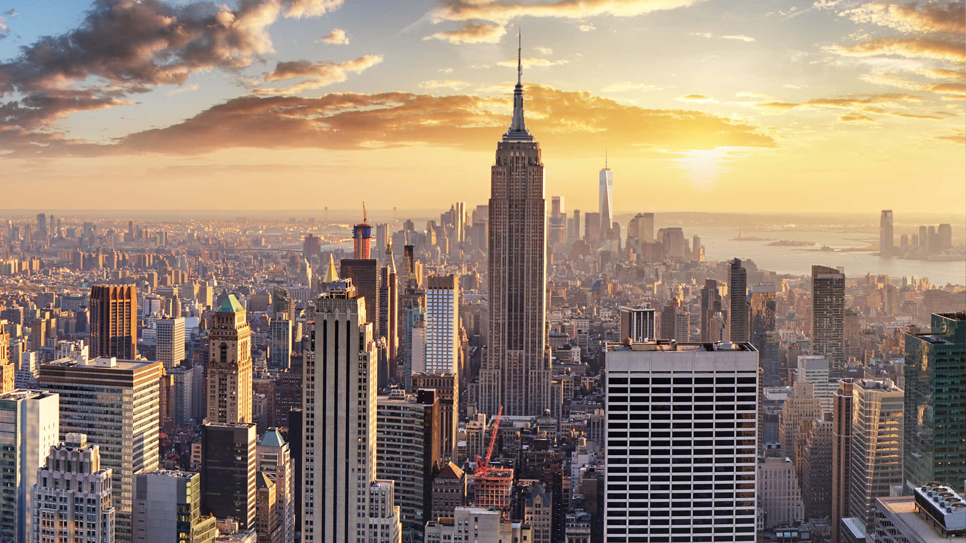 Nyyorkesisk billedskønne himmelblå skyer gløder over byens horisont.