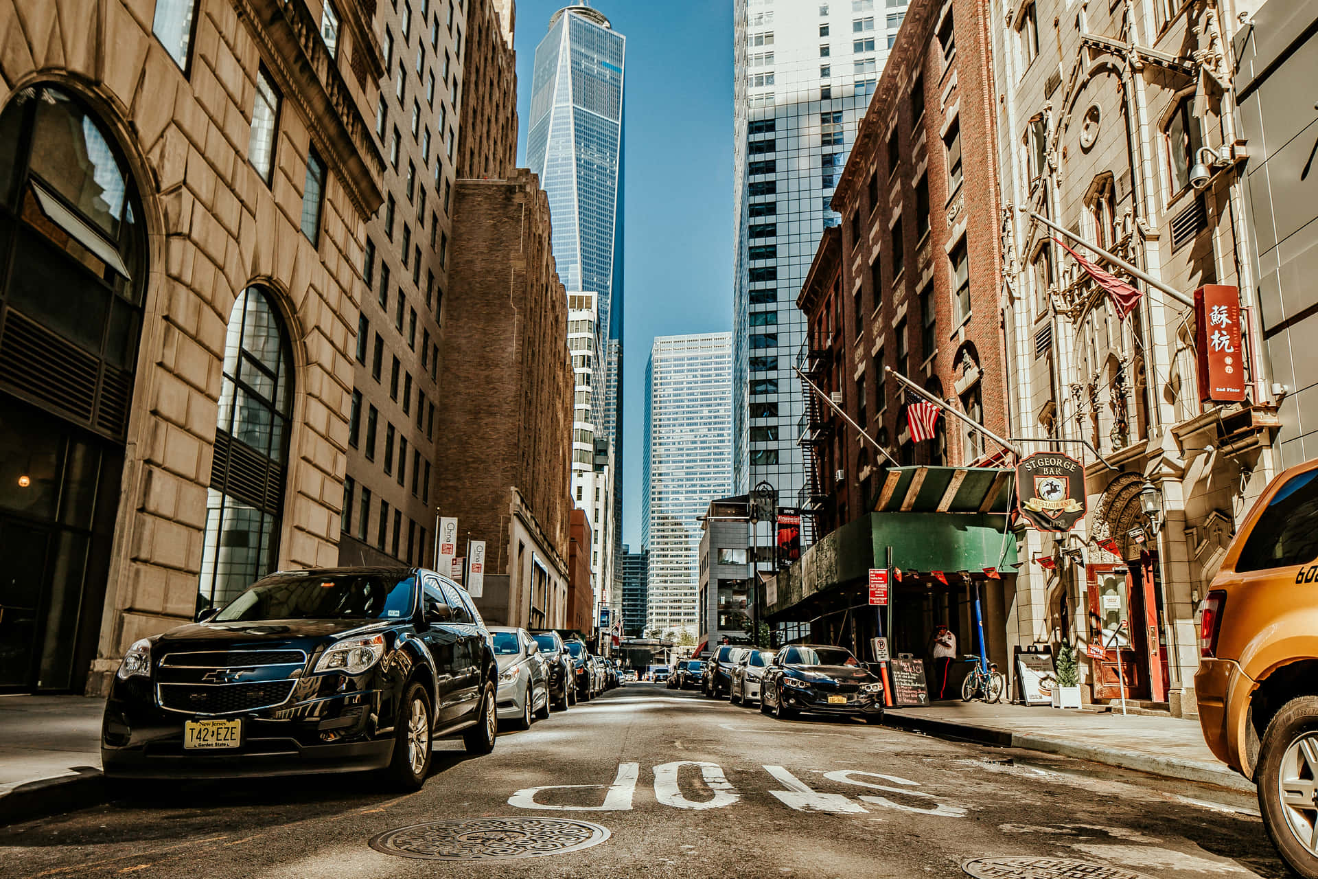 Cochesen Las Calles De La Ciudad De Nueva York En Ultra Alta Definición 4k. Fondo de pantalla