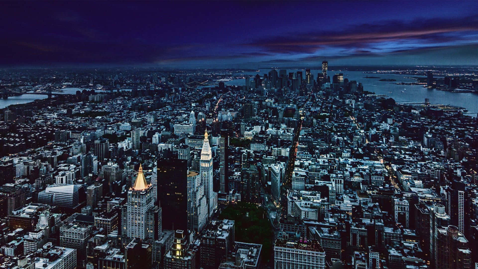 Imagende La Ciudad De Nueva York De Noche Con Cielo Morado.