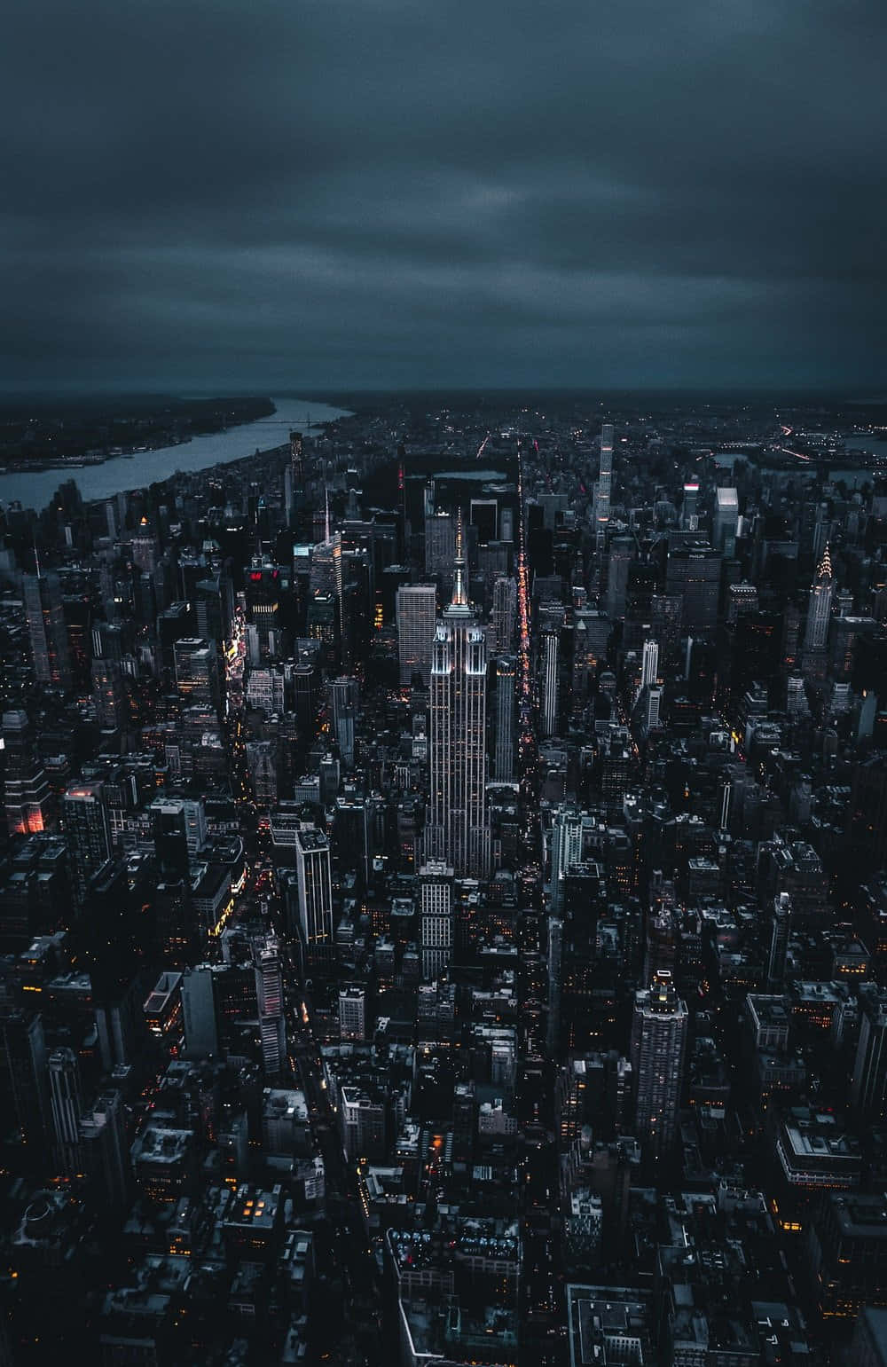 Imagende Nueva York De Noche En Tu Teléfono Con Tonalidad Oscura.