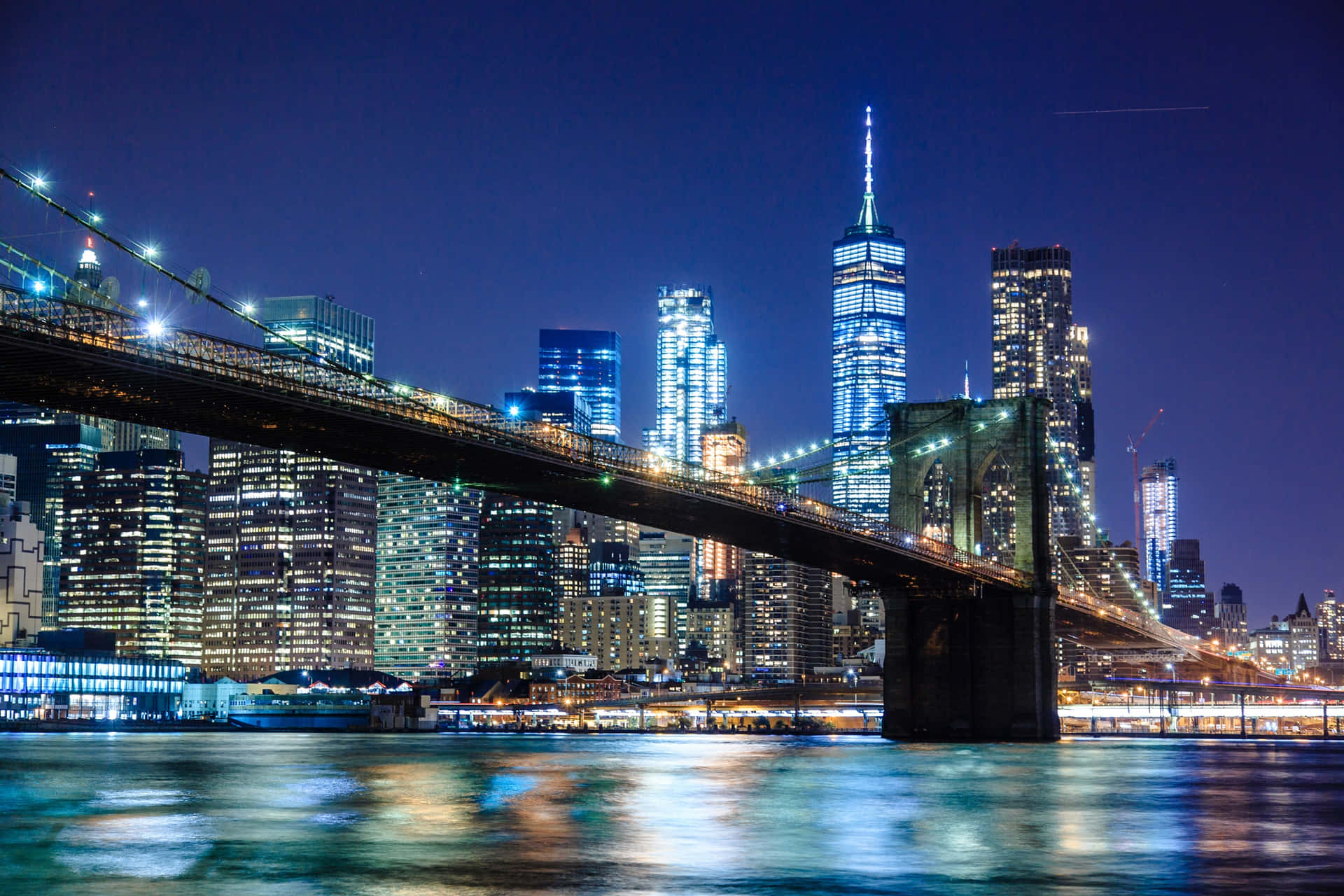 Levandebild Av Brooklynbron I New York City På Natten.