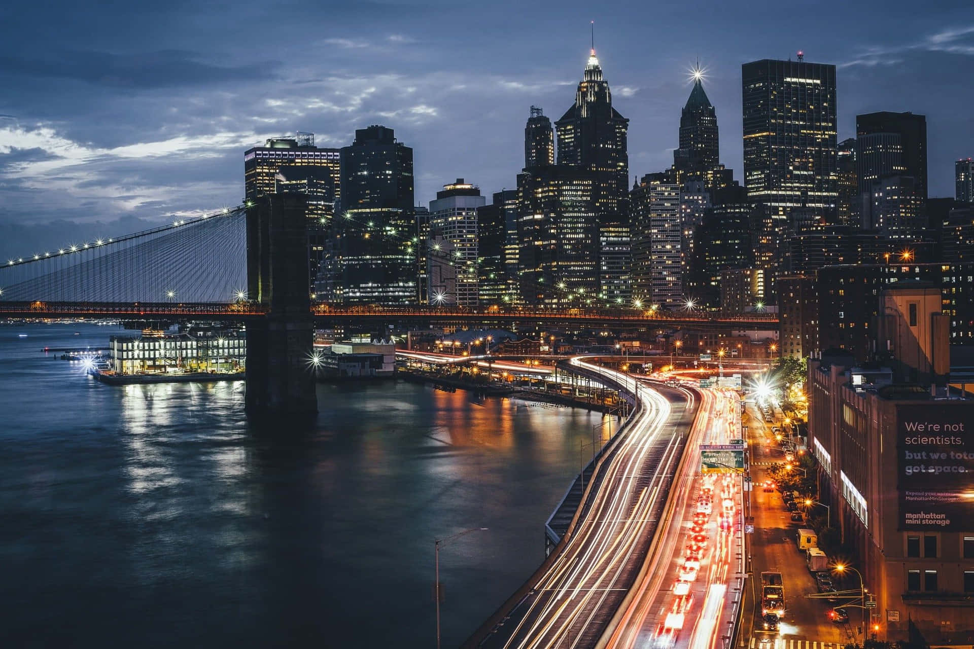 Långexponering Av Brooklyn Bridge I New York City På Natten - Bild För Dator- Eller Mobilbakgrund.