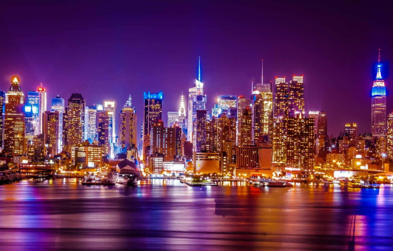 Imagenluminosa De La Ciudad De Nueva York En La Noche, De Color Púrpura.