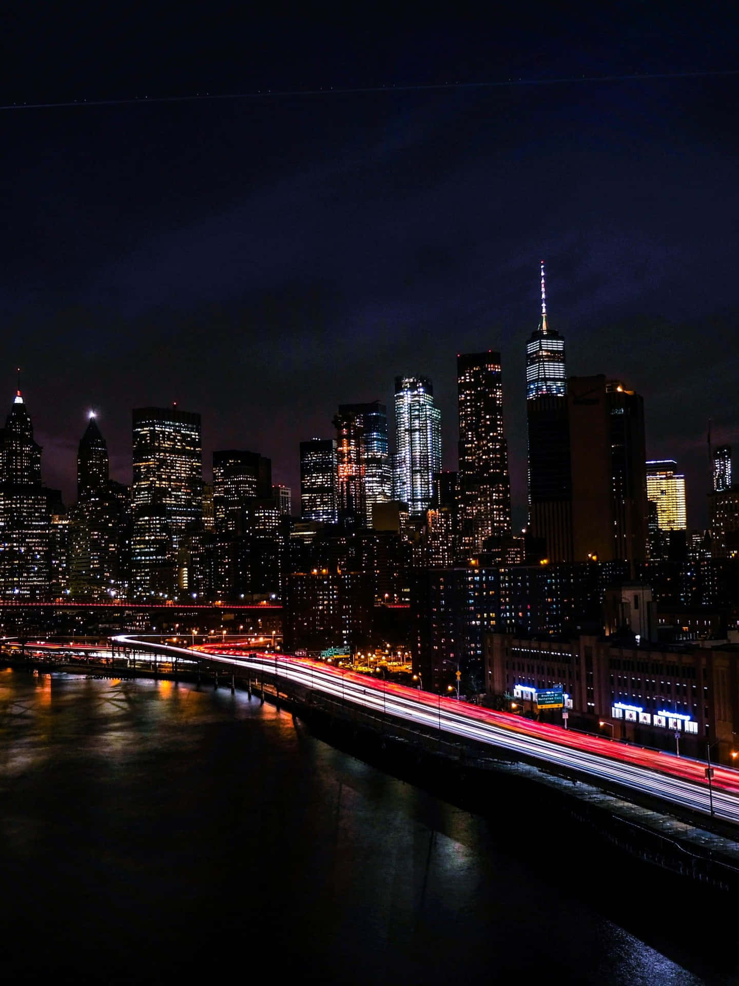 Imagende La Ciudad De Nueva York De Noche En La Carretera Junto Al Mar.